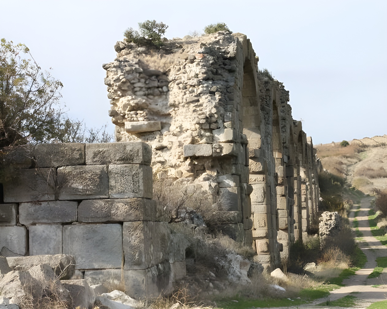 Bergama Su Kemerleri Görenleri Büyülüyor! Antik Dünyanın Mühendislik Harikası 2 Bin Yıldır Tarihe Meydan Okuyor (2)