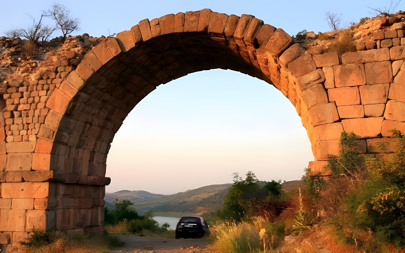 Bergama Su Kemerleri Görenleri Büyülüyor! Antik Dünyanın Mühendislik Harikası 2 Bin Yıldır Tarihe Meydan Okuyor (3)