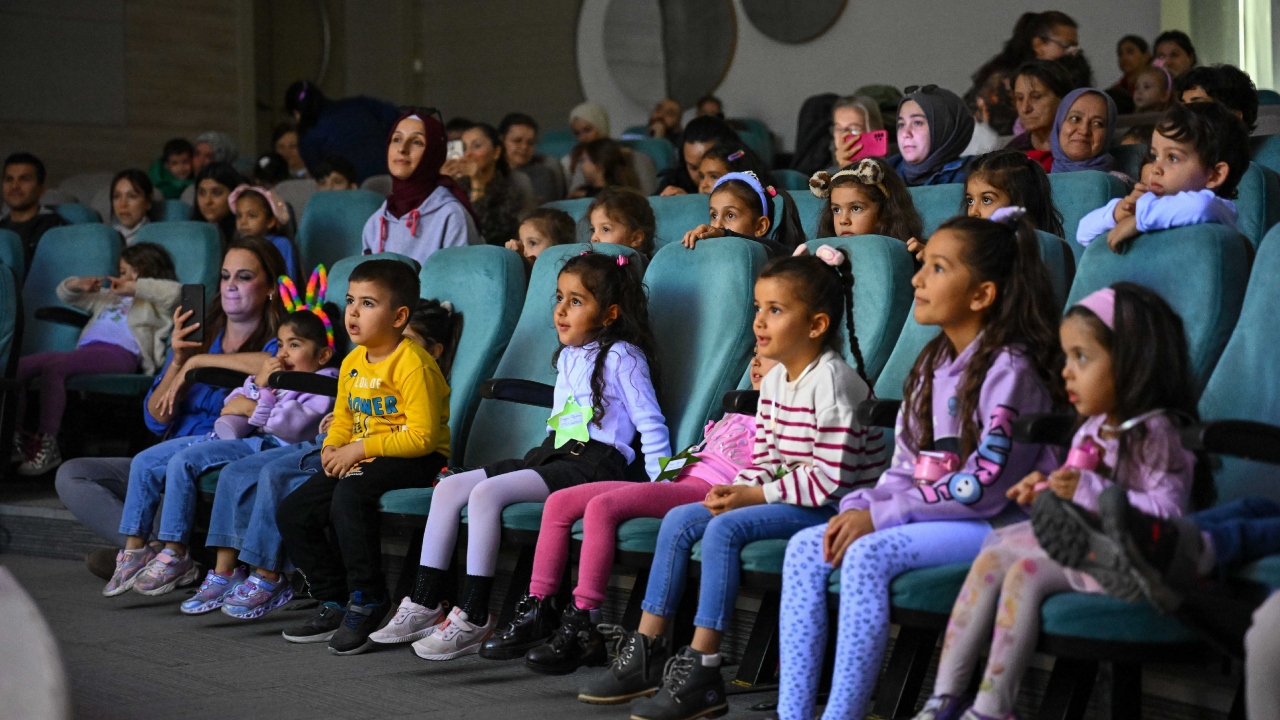 Bornova Belediyesi’nden Çocuklara Yarıyıl Tatili Şöleni Tiyatro, Sinema Ve Yaratıcılık