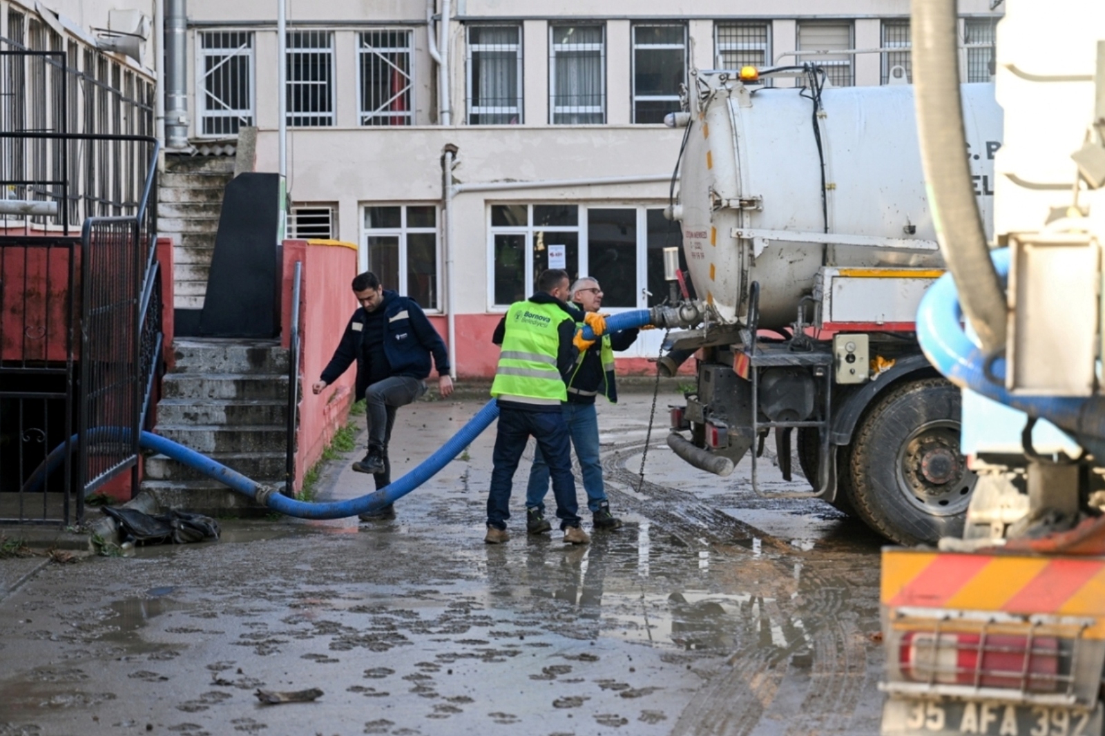 Bornova’da Sel Alarmı Kriz Masası Kuruldu (2)