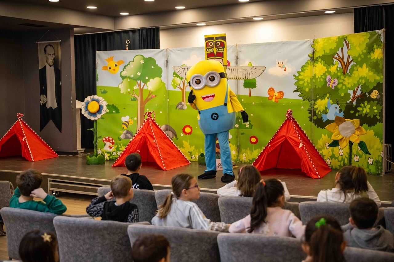 Bornovalı minikler yarıyıl tatilinde tiyatroyla şenlendi-1