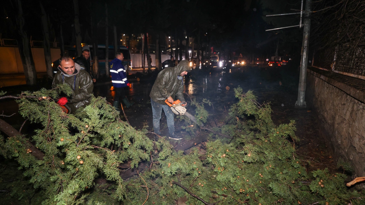Buca Belediyesi Fırtına Ve Yoğun Yağışa Karşı Sahadaydı (2)
