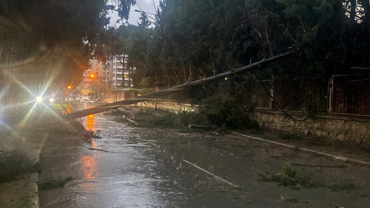Buca Belediyesi Fırtına Ve Yoğun Yağışa Karşı Sahadaydı