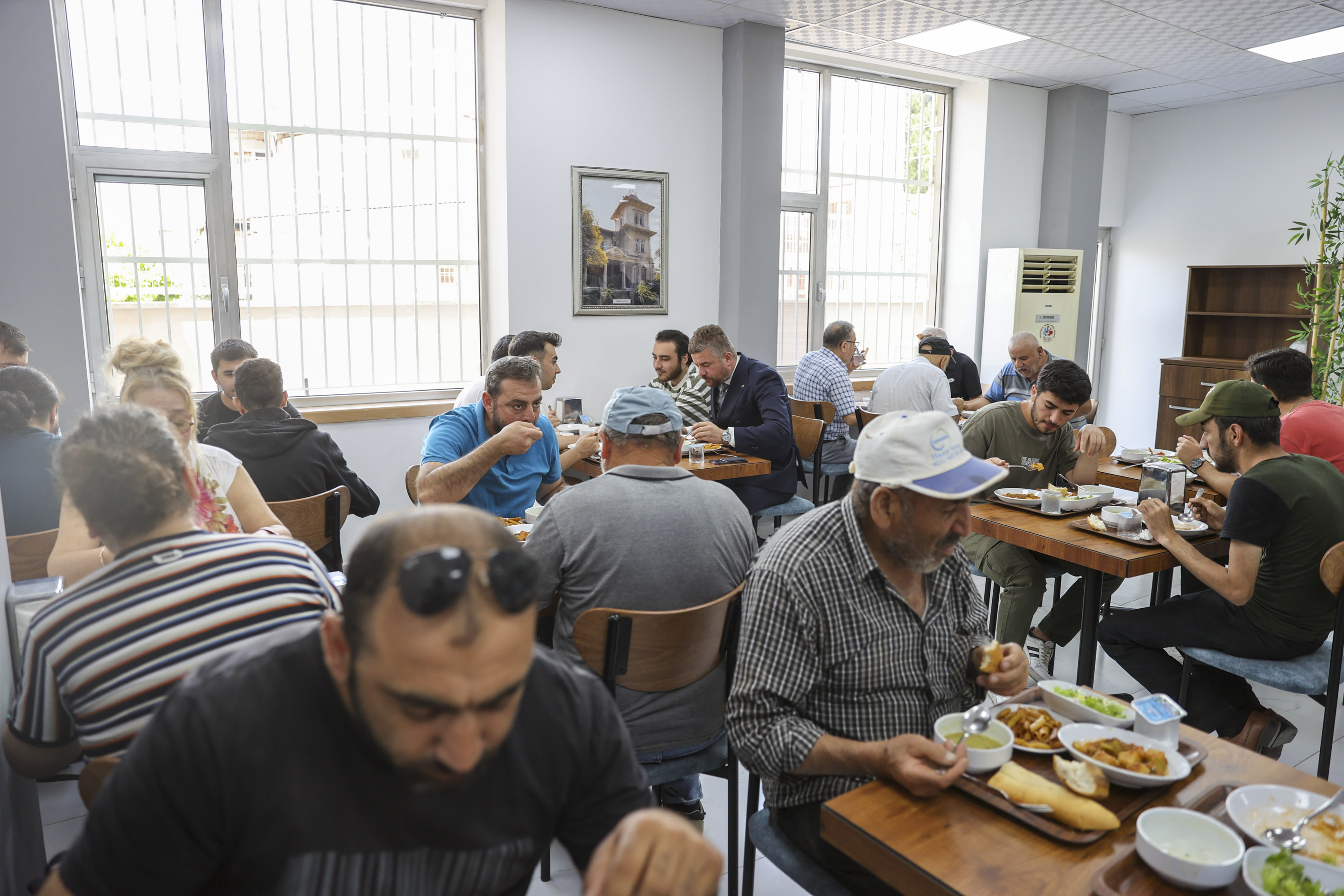 Buca’da anlamlı dayanışma: Askıda Yemek uygulaması büyüyor!