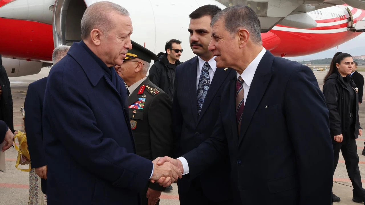 Kartal o fotoğraf karesini yorumladı: Ne kadar hayran bakarsan o kadar iterler!