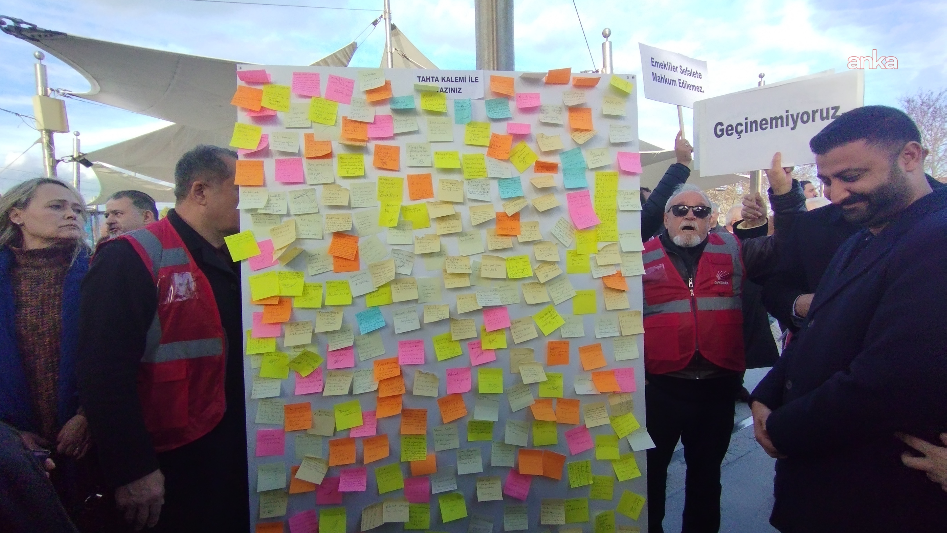 Chp İzmir'den Sgk Önünde Eylem Emekliyi Canlı Canlı Tabuta Gömdüler! (1)
