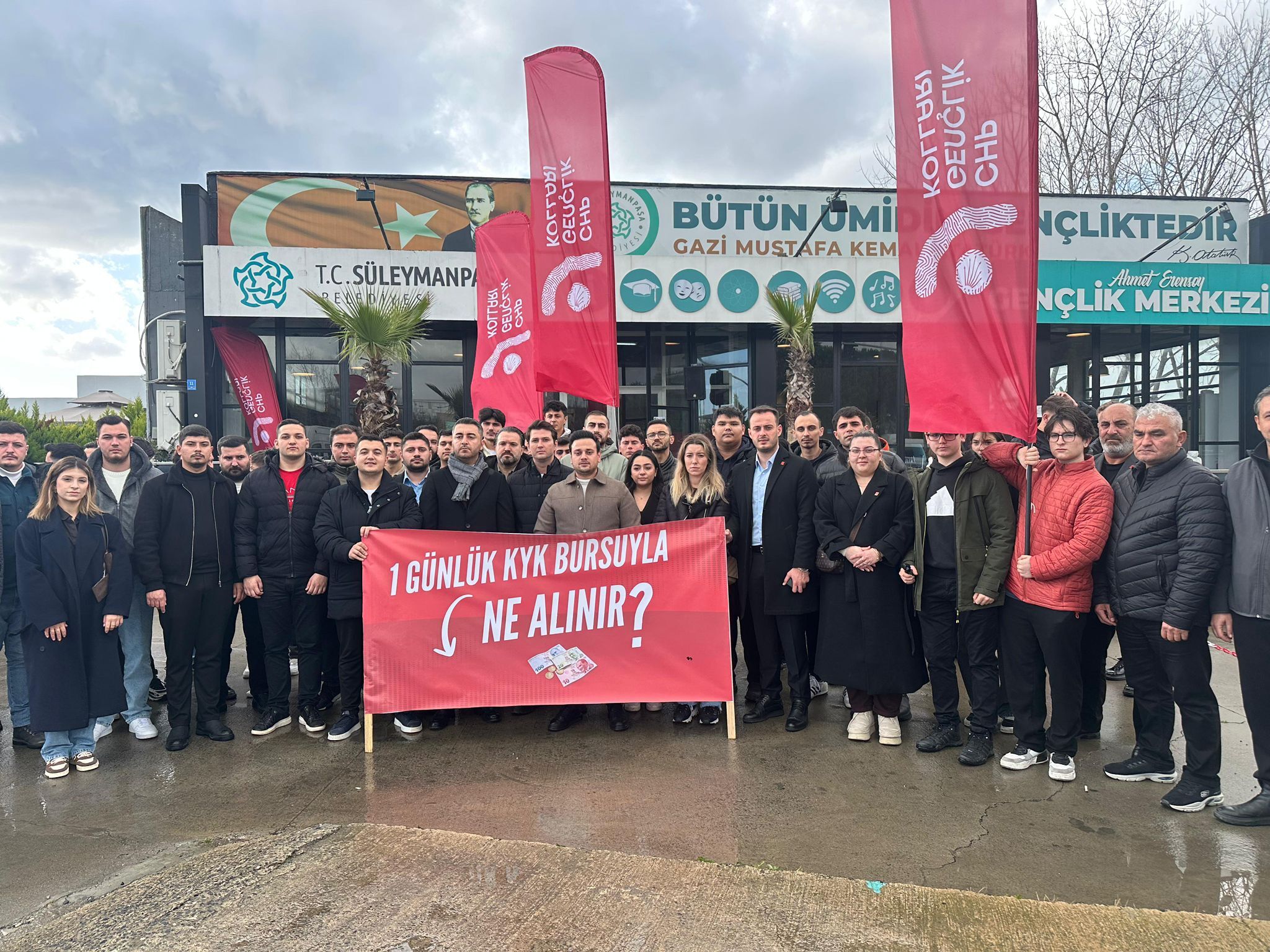 CHP’li gençlerden KYK bursu tepkisi: Zam değil, sadaka!-1