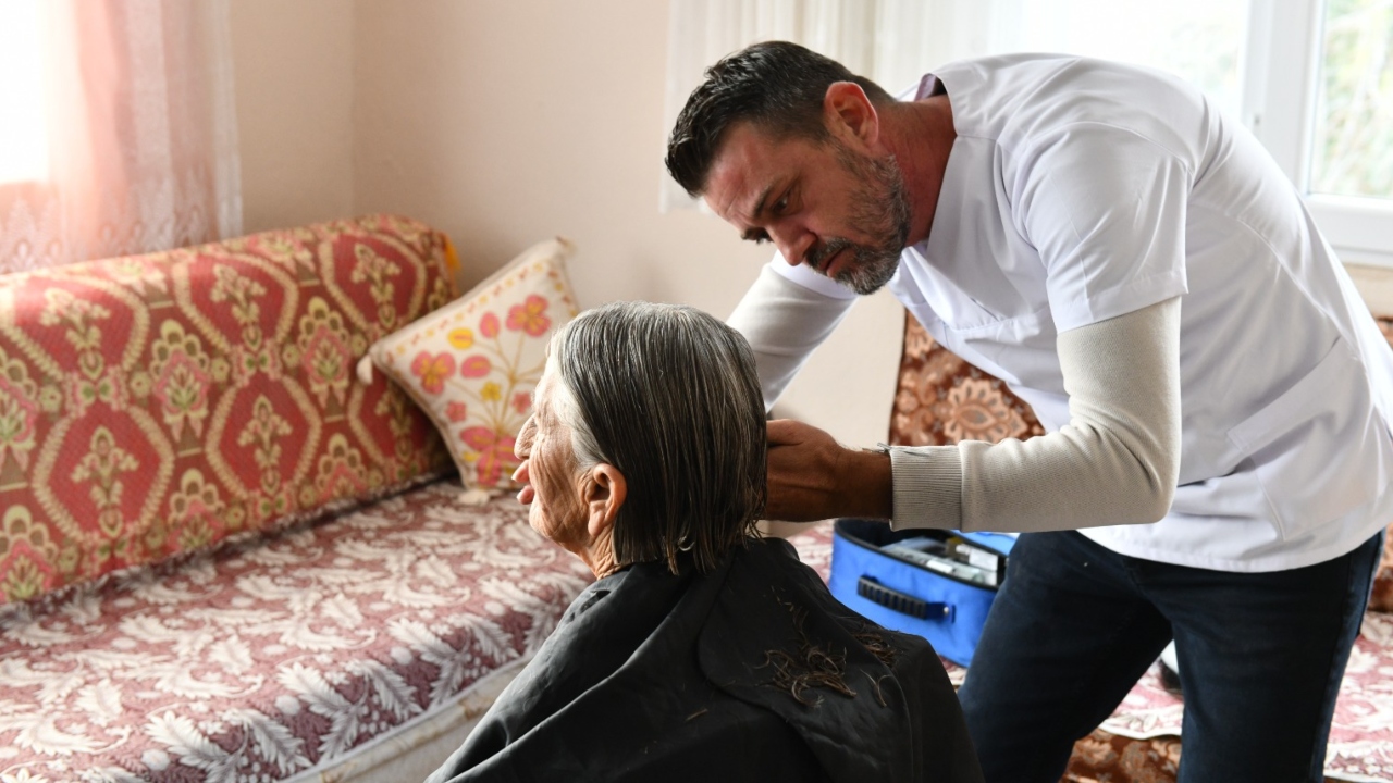 Dar Gelirli Ailelere Destek Eli Çiğli Belediyesi Gıda Kolisi Seferberliği Başlattı (1)