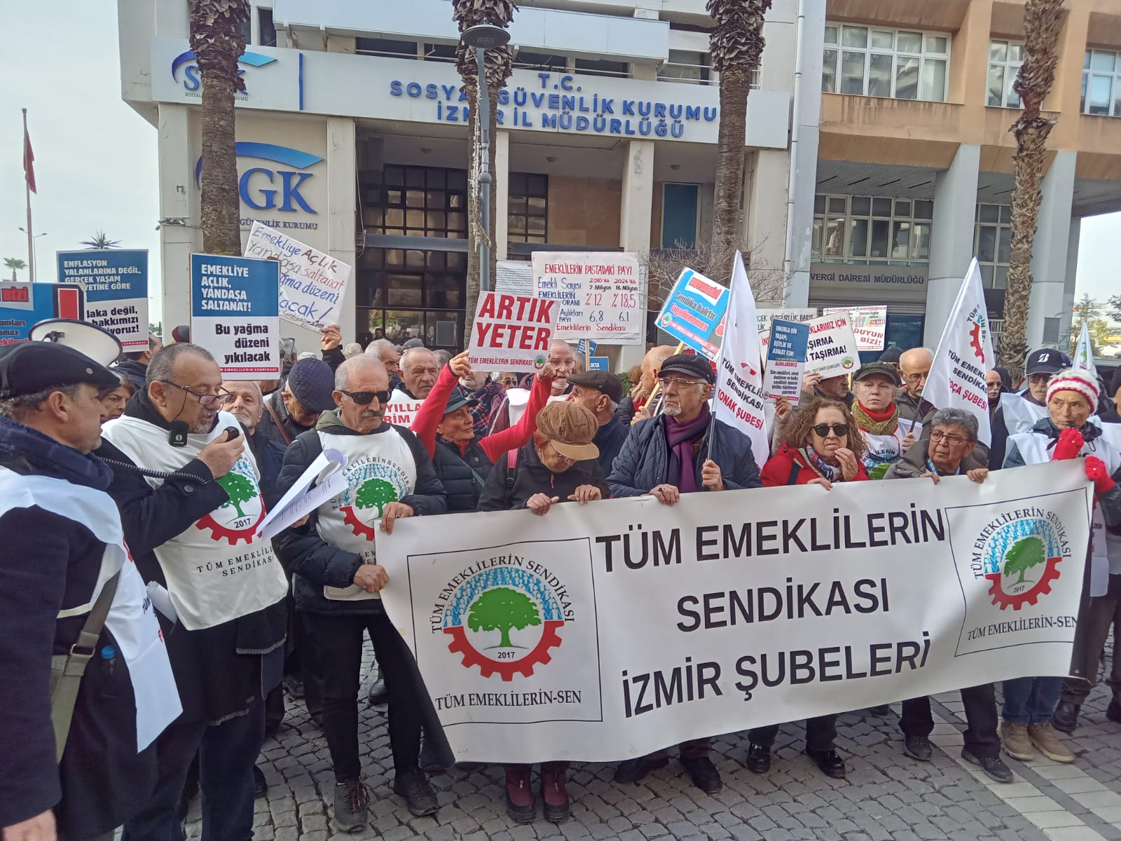 Emekliler İzmir’de Yürüdü Sefalete Teslim Olmayacağız (2)