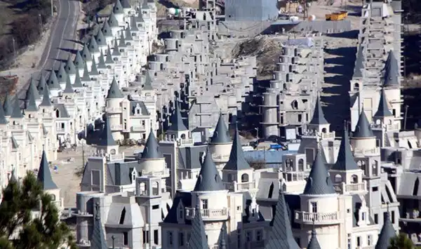 Adeta film sahnesinden fırlamış gibi: Şatolarla dolu bir hayalet köy