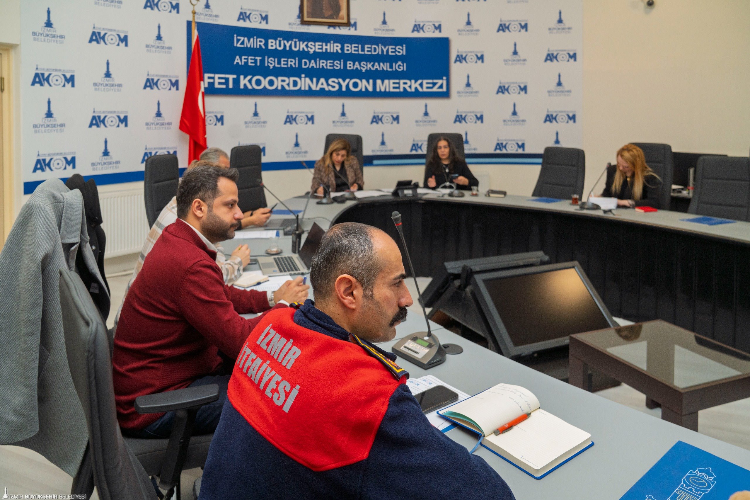 İzmir Alarmda Kuvvetli Yağış Ve Fırtınaya Karşı Kriz Masası Kuruldu (1)