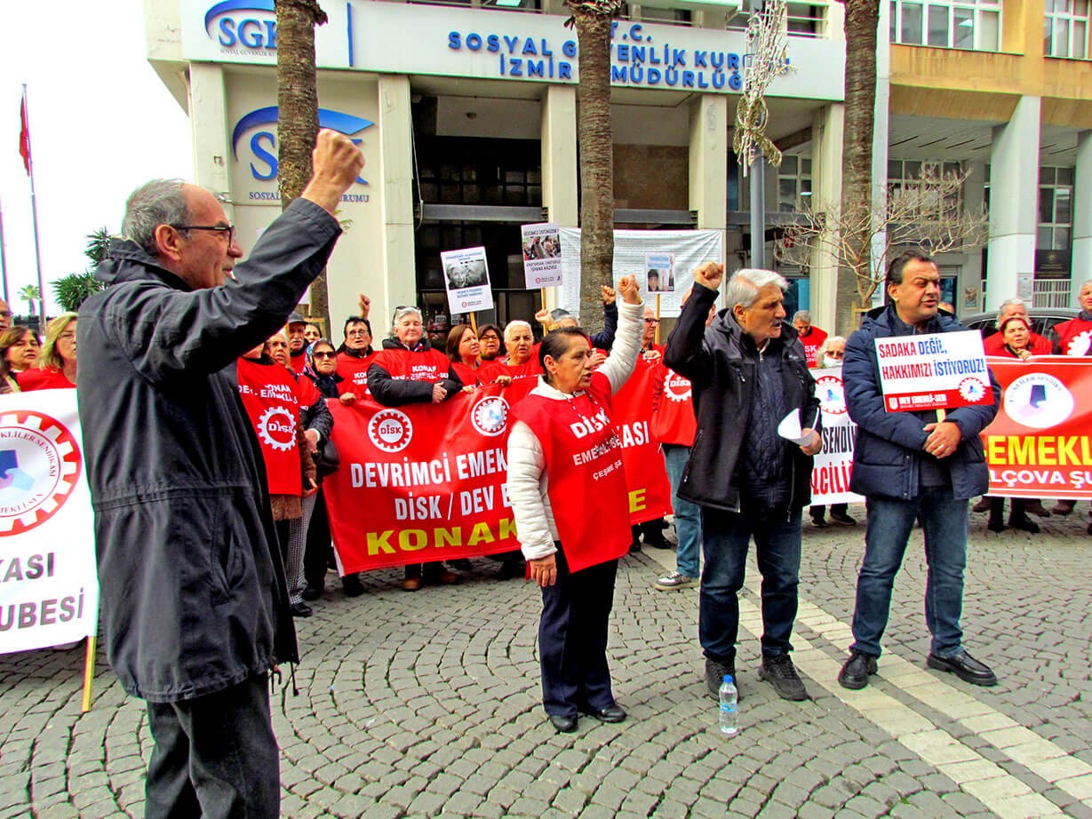 İzmir’de Emeklilerden Maaş Zammına Tepki En Düşük Emekli Maaşı Asgari Ücret Olmalı (3)