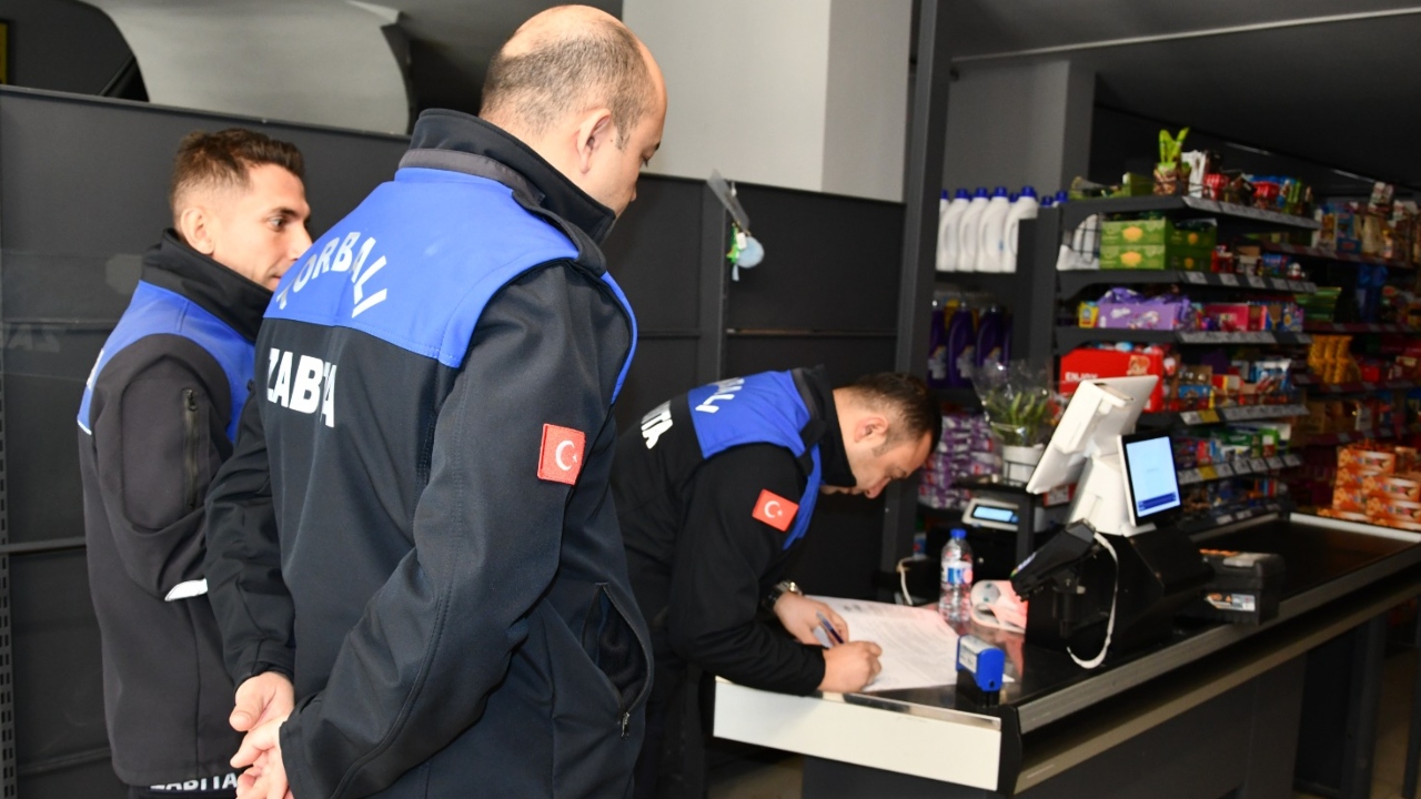 İzmir’de Ilk Torbalı’da Halk Sağlığını Tehdit Eden Marketler Kapatıldı (1)