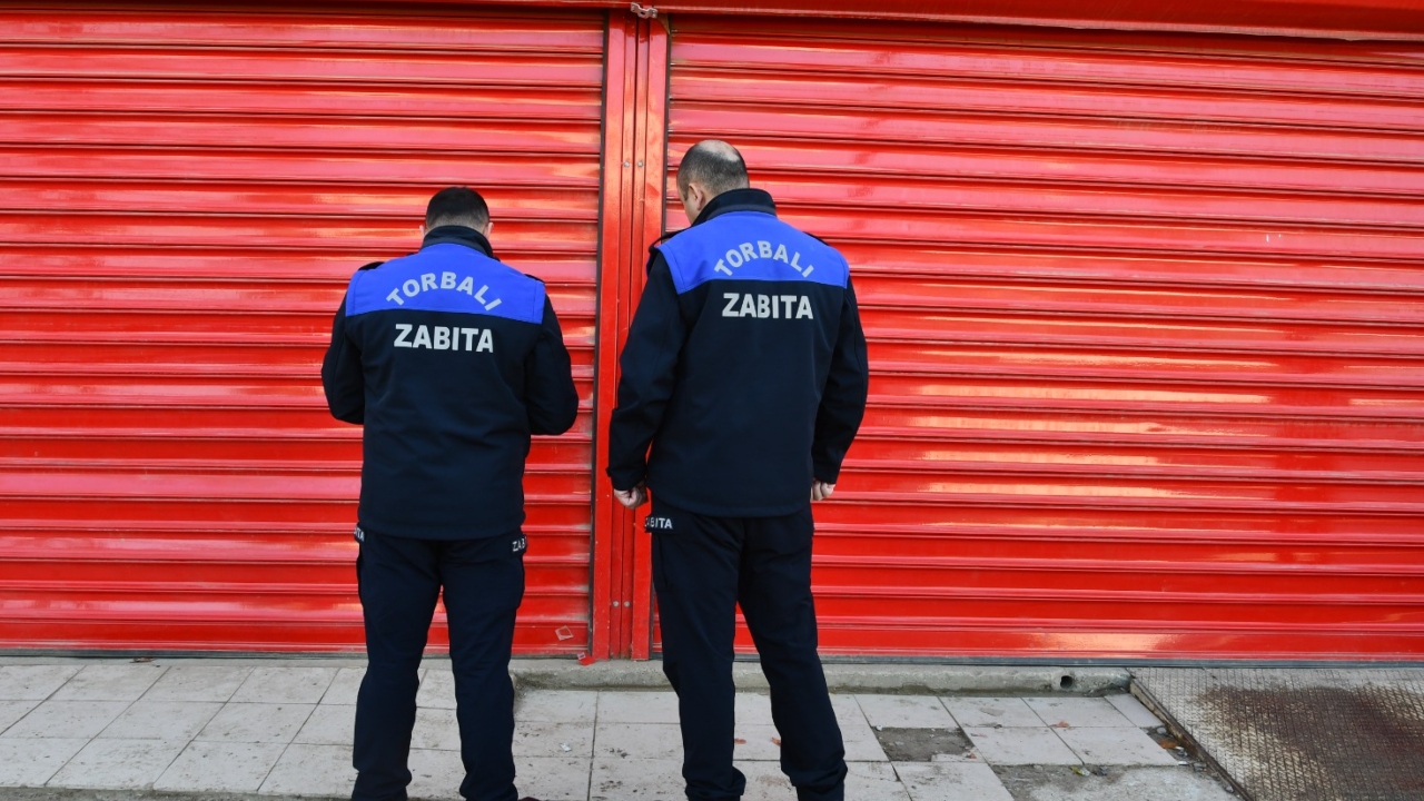 İzmir’de Ilk Torbalı’da Halk Sağlığını Tehdit Eden Marketler Kapatıldı (2)