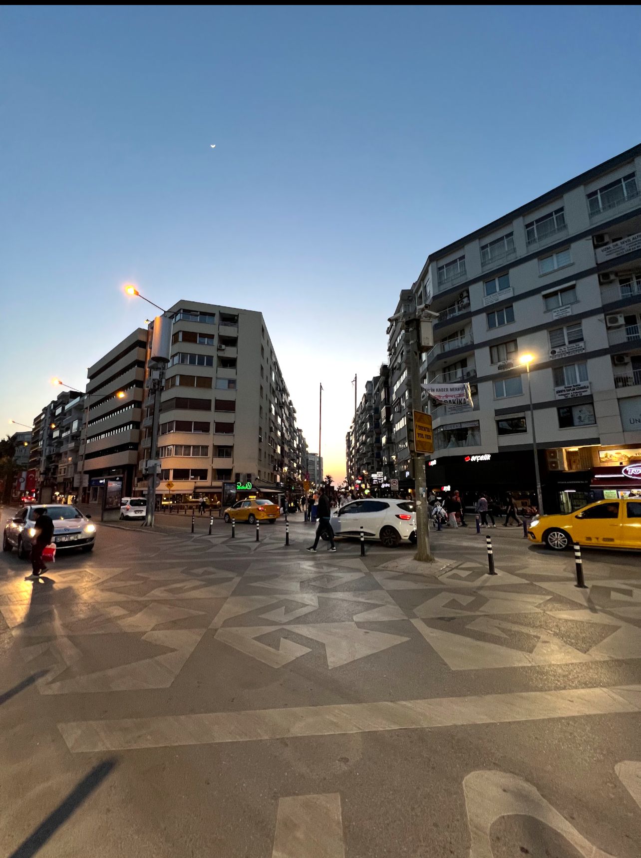 İzmir’in Taksim’i olarak anılıyor! İstanbul’daki İstiklal caddesini aratmayan bu caddeye giden başka yere uğramıyor