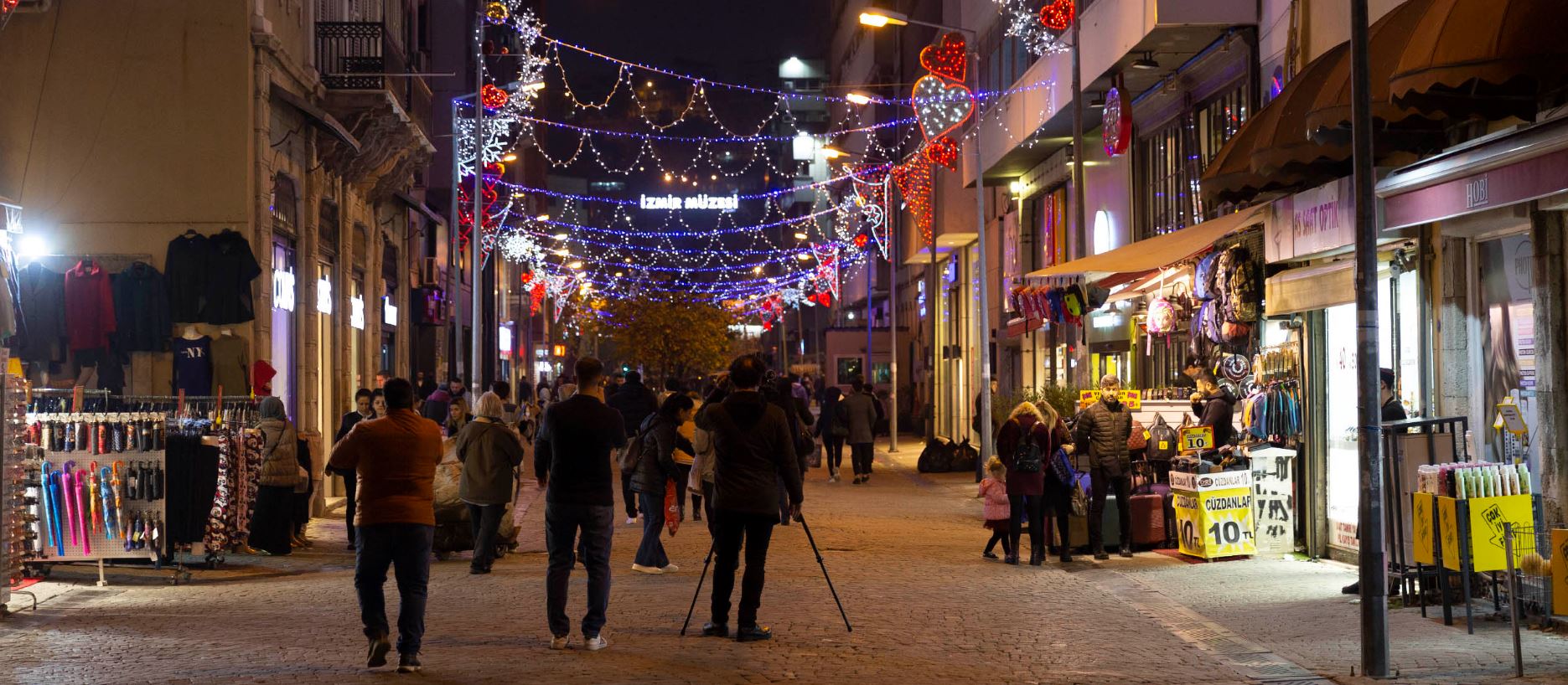 İzmir’in Taksim’i Olarak Anılıyor! İstanbul’daki İstiklal Caddesini Aratmayan Bu Caddeye Giden Başka Yere Uğramıyor