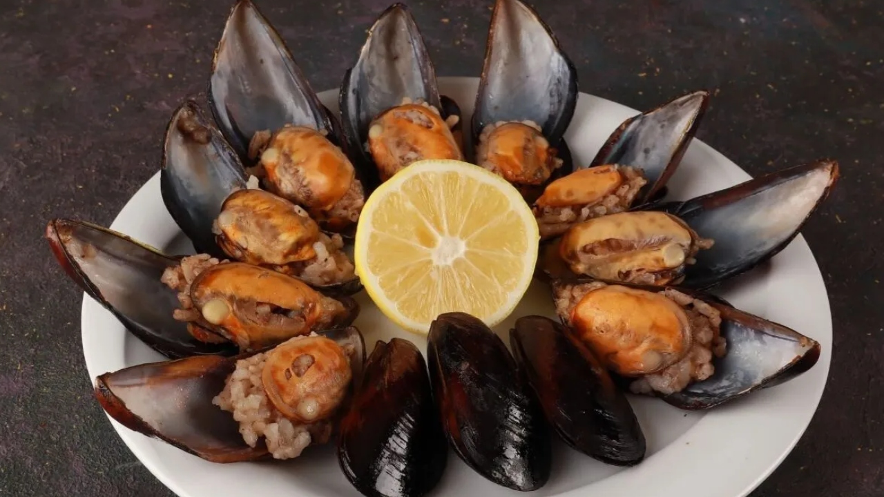 İzmirlilerin Meşhur Sokak Lezzeti Evde Pratik Yapılan Nefis Midye Dolma Tarifi (1)