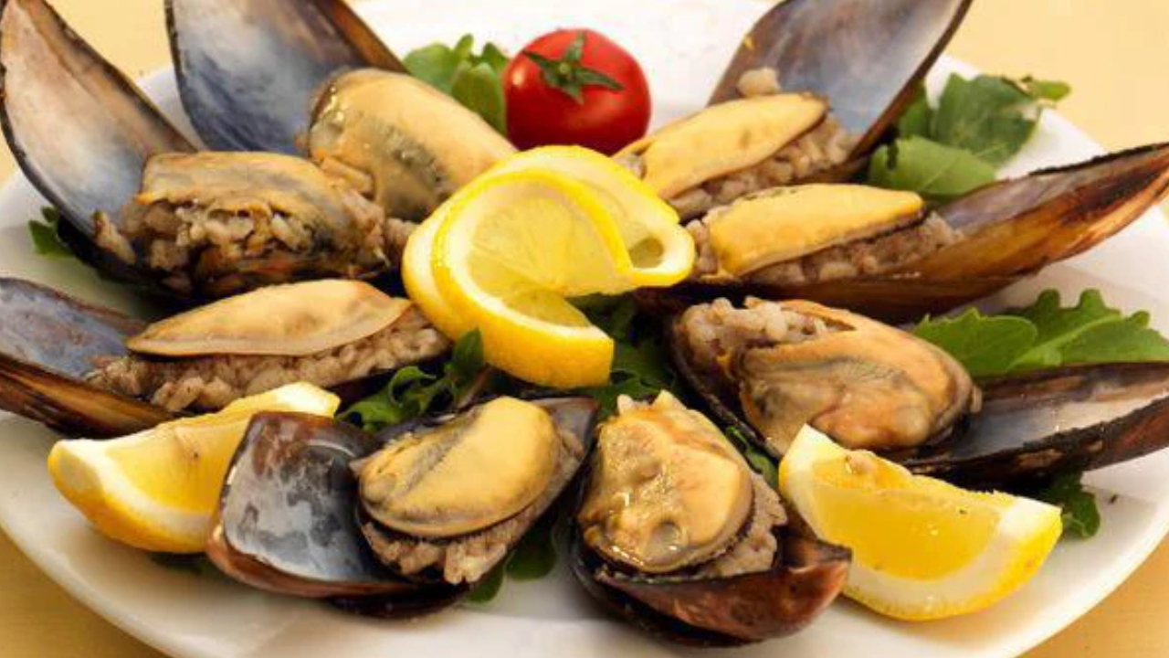 İzmirlilerin Meşhur Sokak Lezzeti Evde Pratik Yapılan Nefis Midye Dolma Tarifi (2)