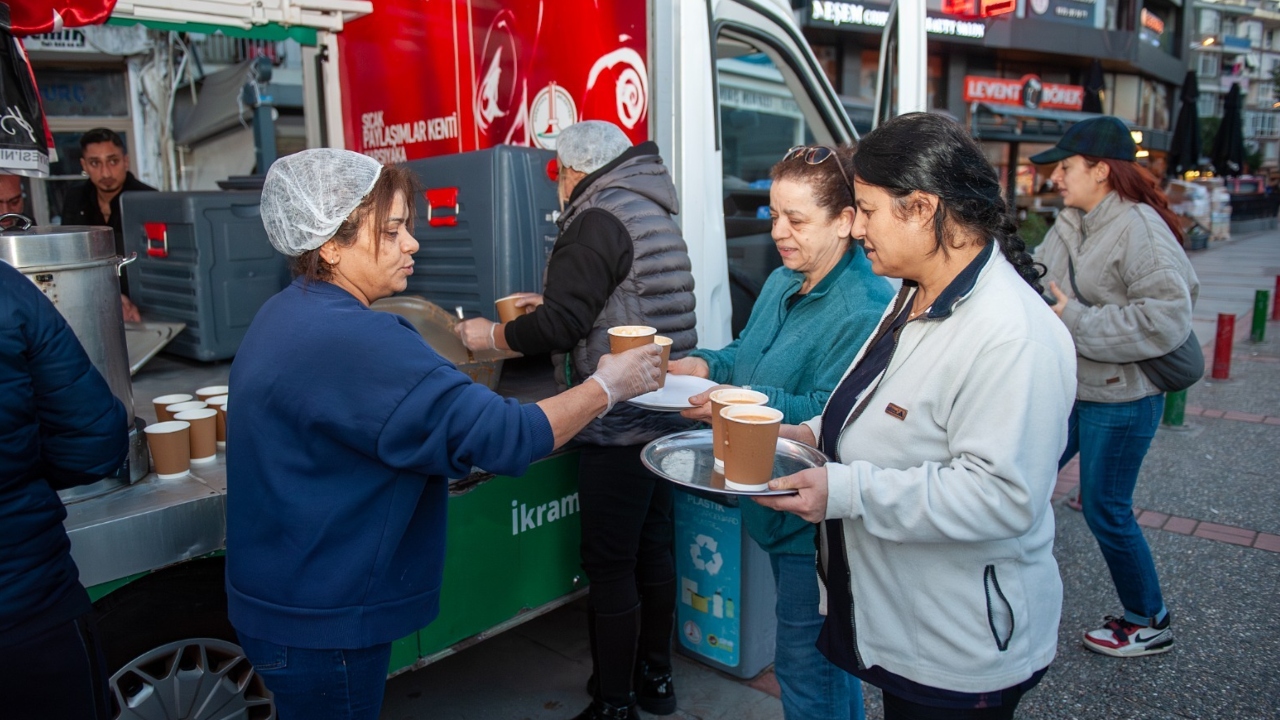Karşıyaka Belediyesi’nden Soğuk Havalarda Çorba Ikramı Kış Boyunca Sürecek (2)