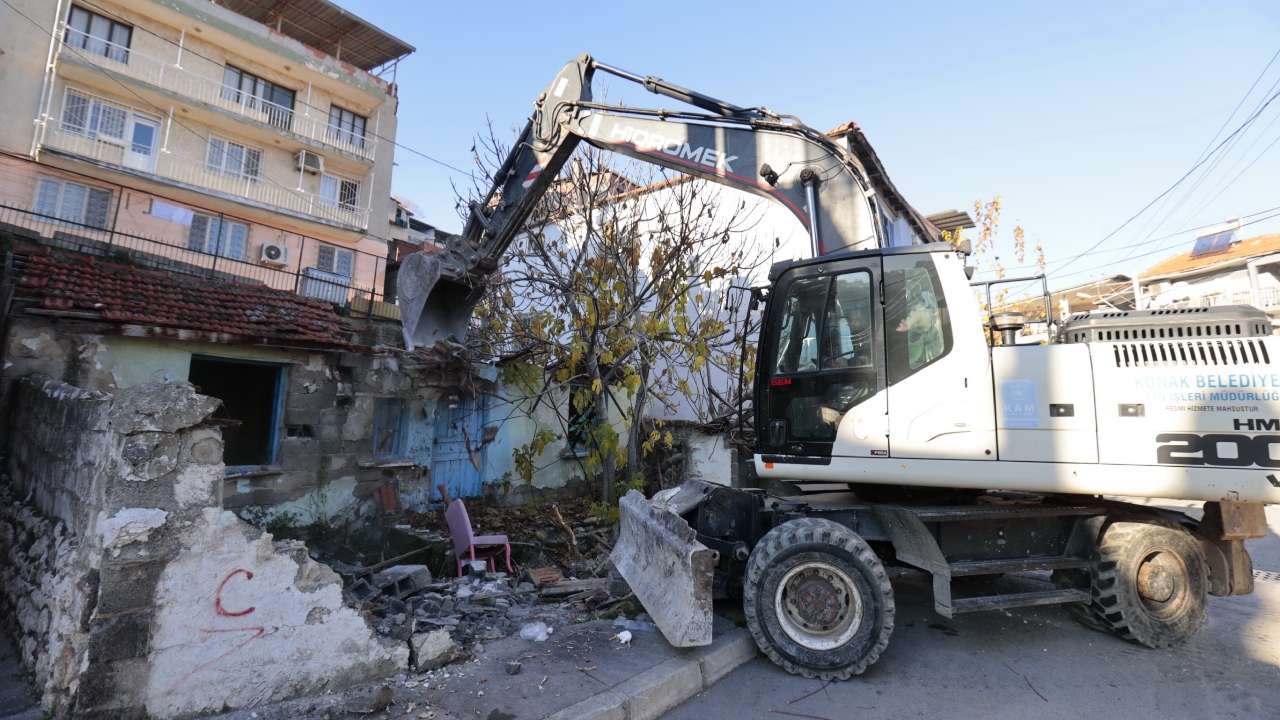 Konak Belediyesi Metruk Yapıların Yıkımını Sürdürüyor