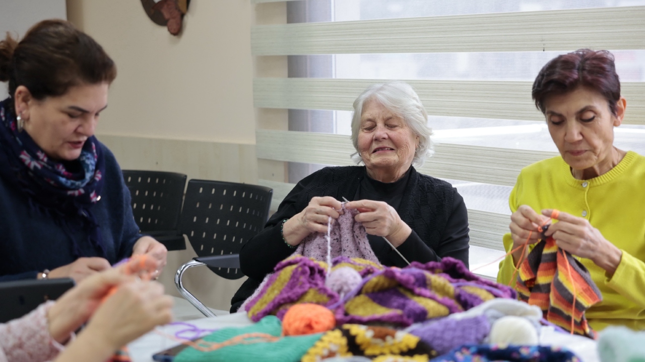 Konak’tan Doğu’ya Uzanan Sevgi Ağı Bastonuyla Gelip Çocuklar Için Örüyor (2)