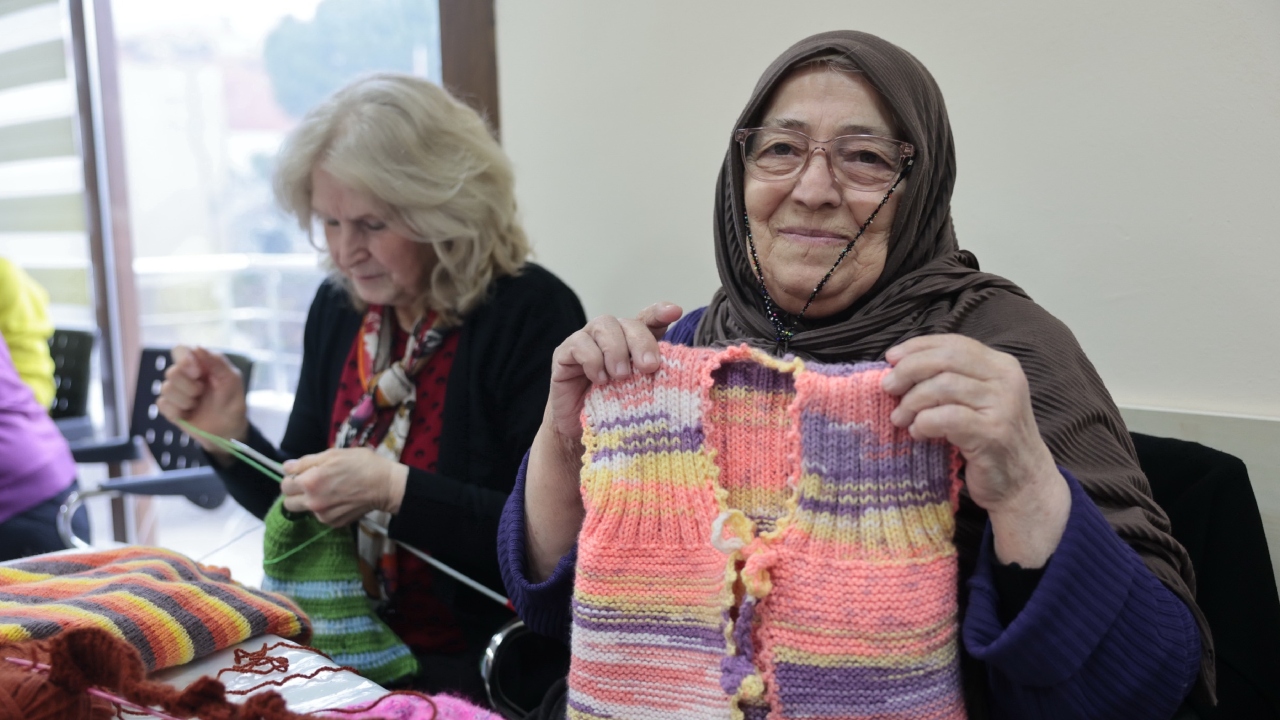 Konak’tan Doğu’ya Uzanan Sevgi Ağı Bastonuyla Gelip Çocuklar Için Örüyor