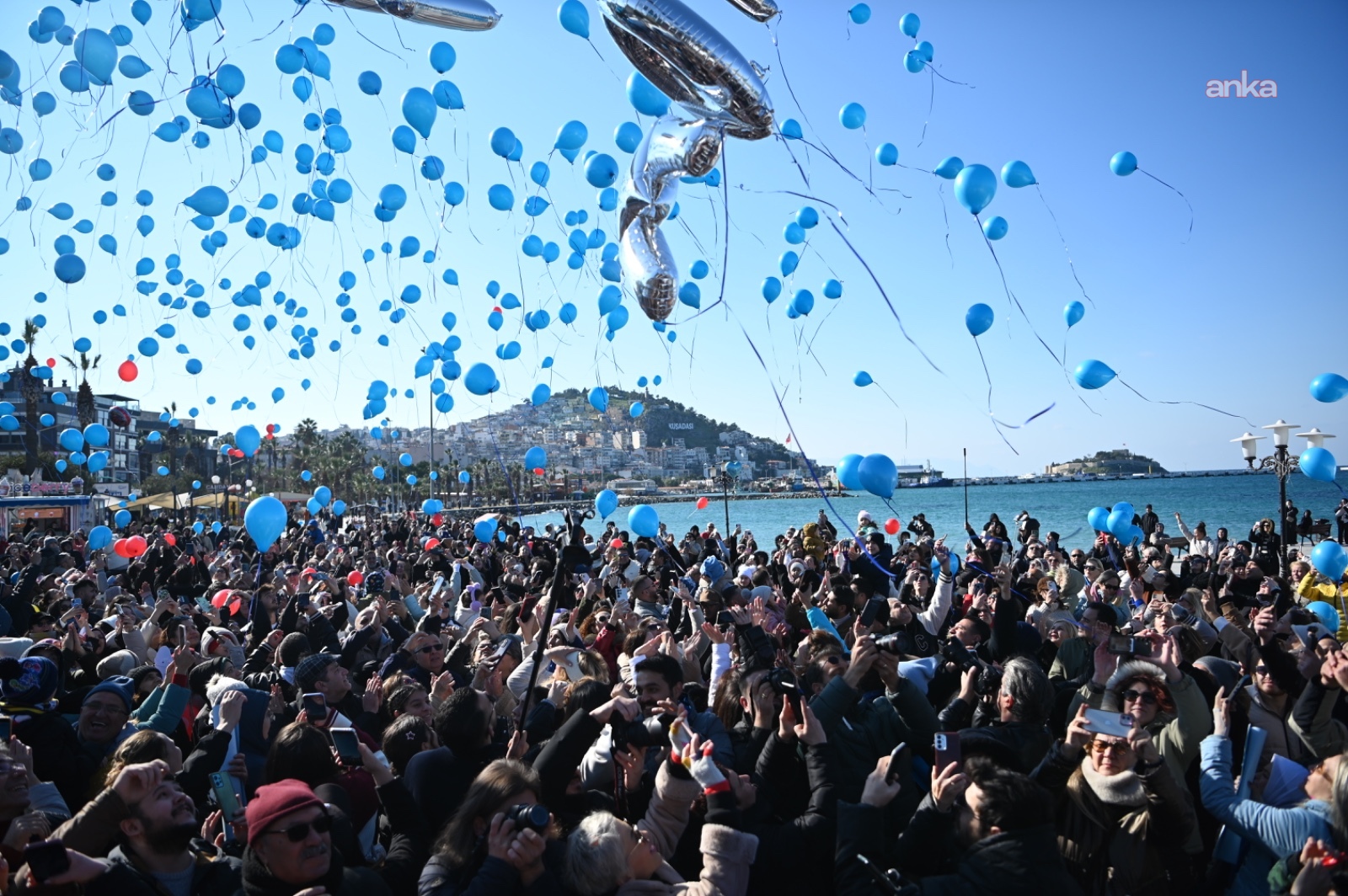 Kuşadası Halkı Teoman Için Kenetlendi Gökyüzü Mavi Balonlarla Doldu (1)