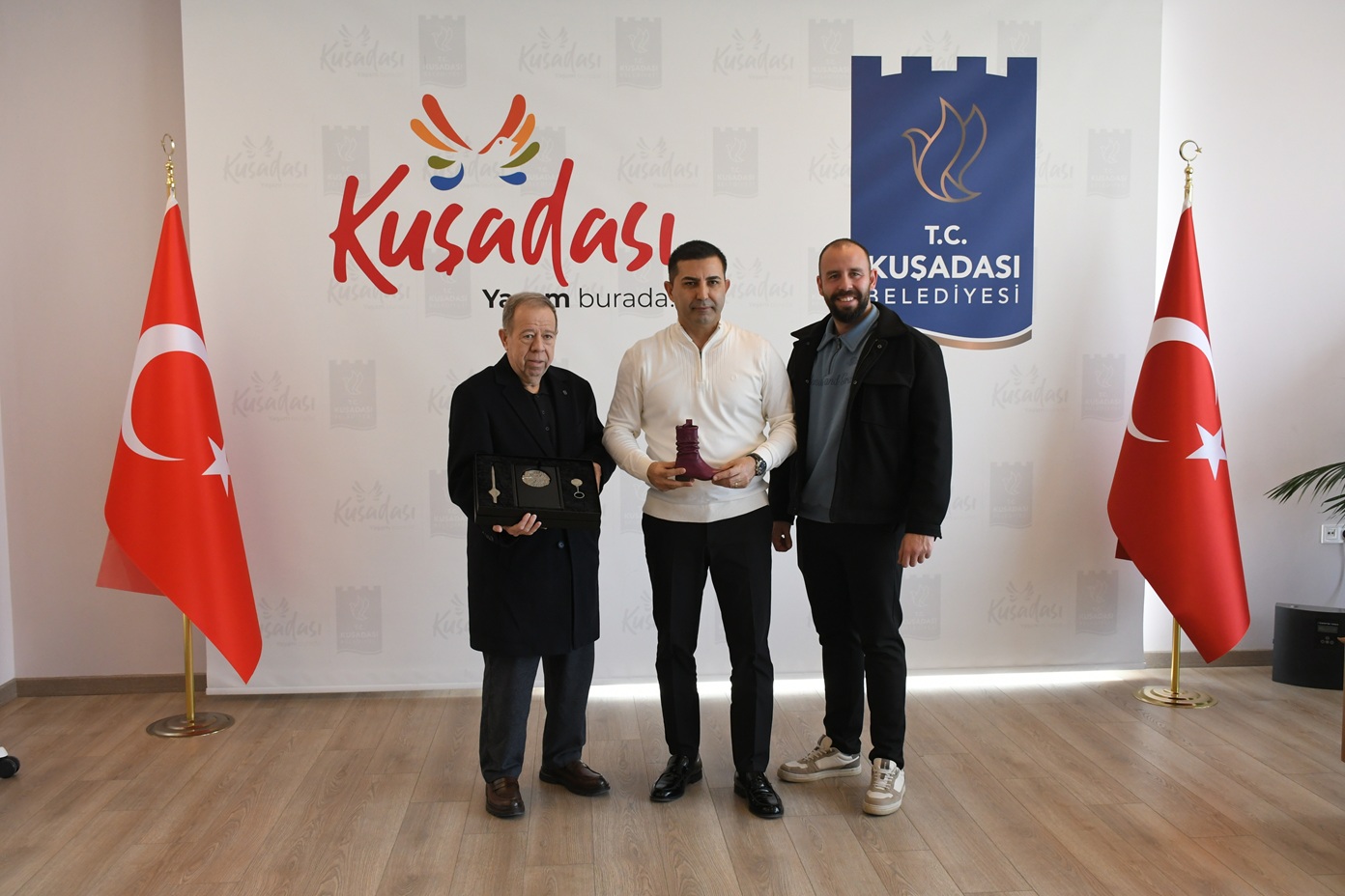 Kuşadası’nda Kültürel Gurur Yaşayan Insan Hazinesi Başkan Günel’in Konuğu Oldu (1)