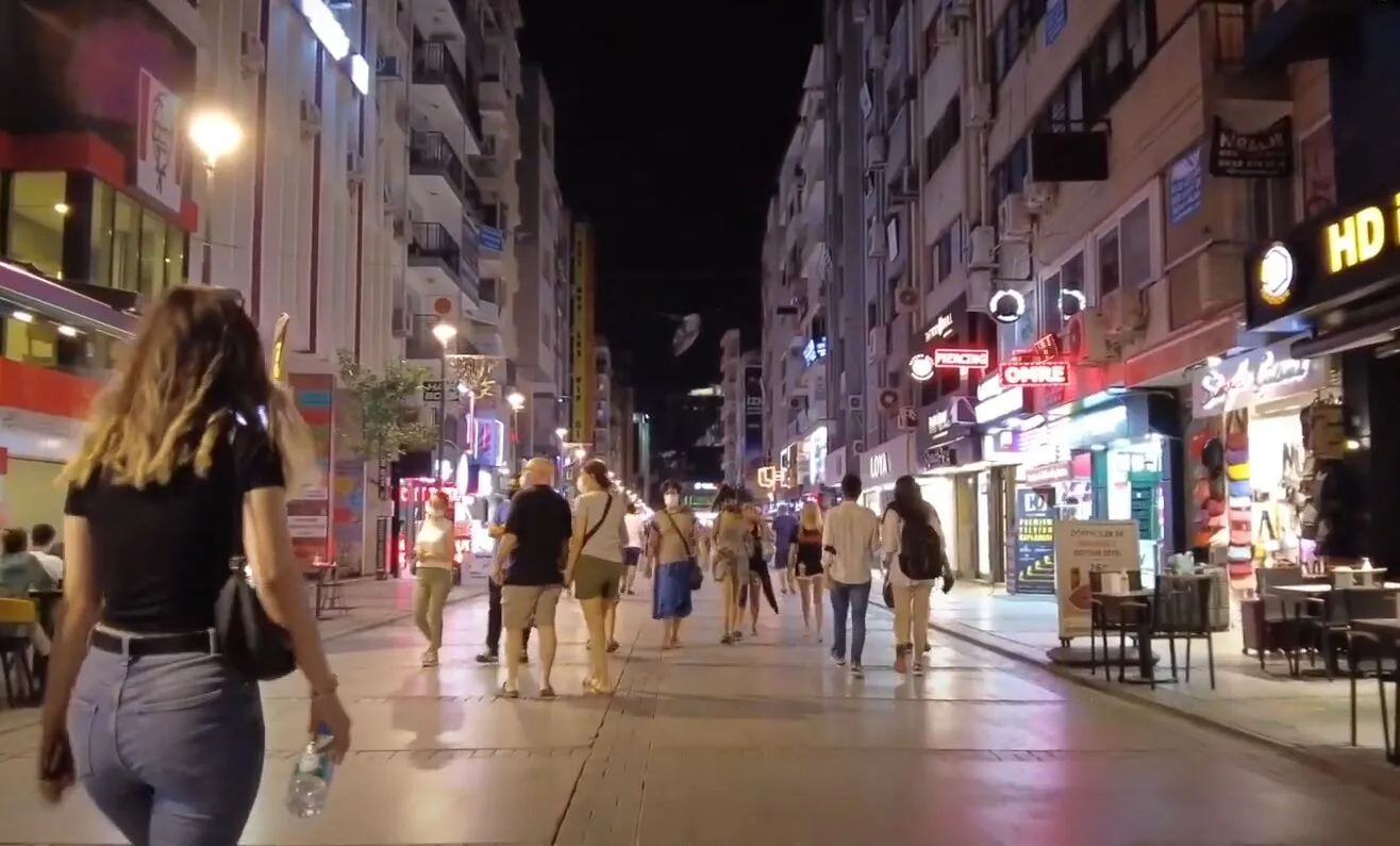 İzmir’in Taksim’i olarak anılıyor! İstanbul’daki İstiklal caddesini aratmayan bu caddeye giden başka yere uğramıyor