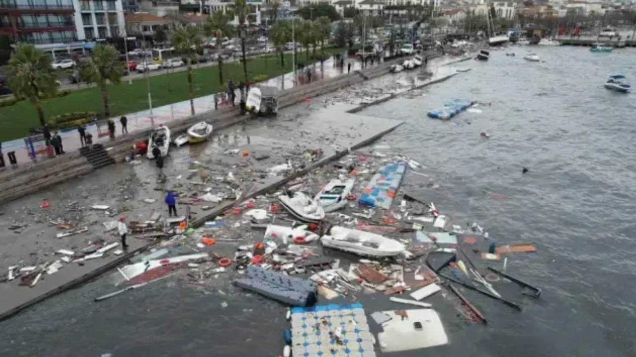 Şehri Felç Etmişti Fırtınan Yarattığı Tahribat Belli Oldu! (4)