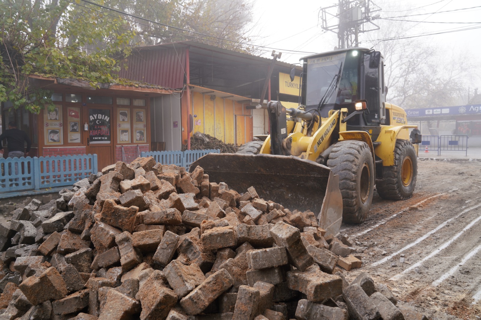 Tire’de Yıllardır Beklenen Yol Yenileniyor! Vatan Sokak’ta Çalışmalar Başladı (1)