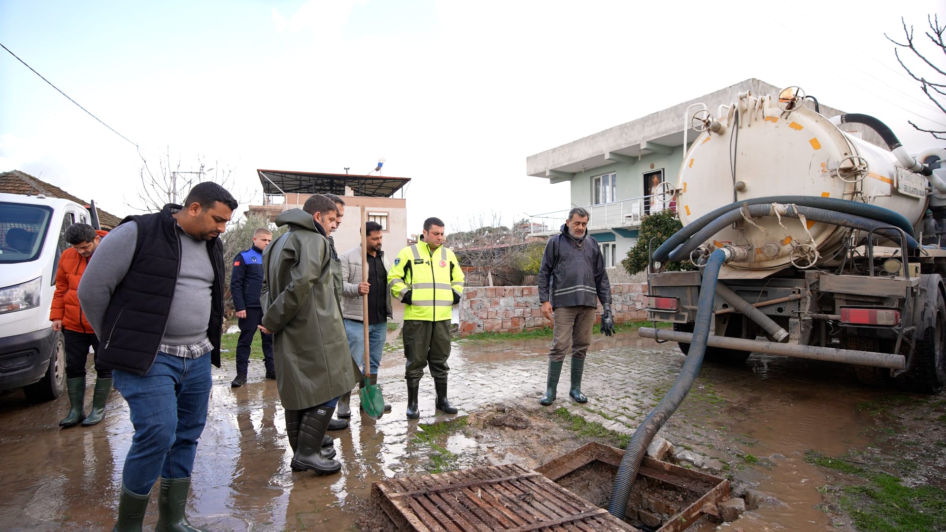 Torbalı Belediyesi'nden Yağmur Mesaisi 9 Kilometrelik Altyapı Çalışması Duyuruldu! (2)