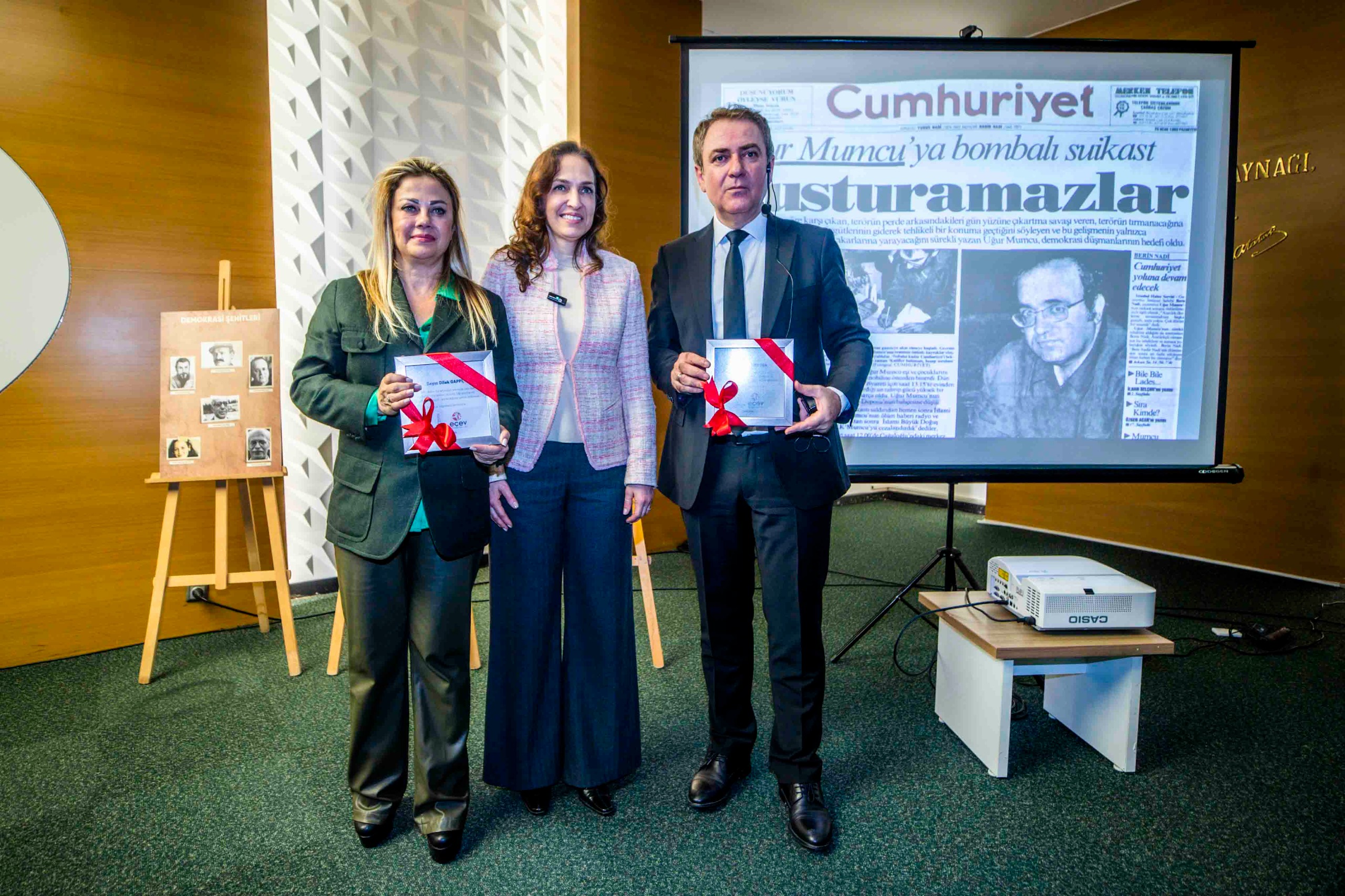 Mumcu Karşıyaka’da söyleşiyle anıldı: 30 yıl sonraki Türkiye’yi uyarmıştı!