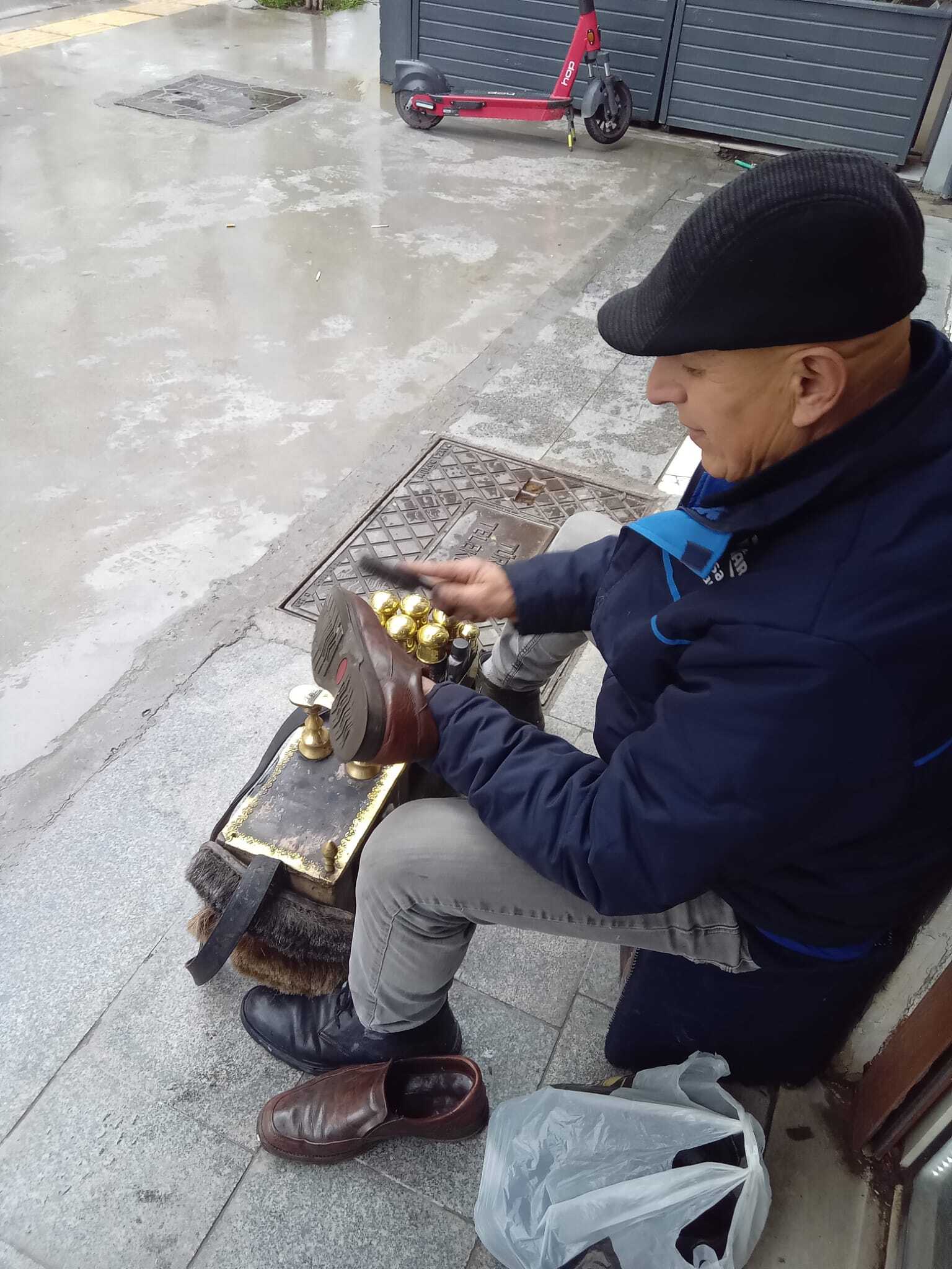 36 yıldır İzmir sokaklarında: Telefonlu ilk ayakkabı boyacısı