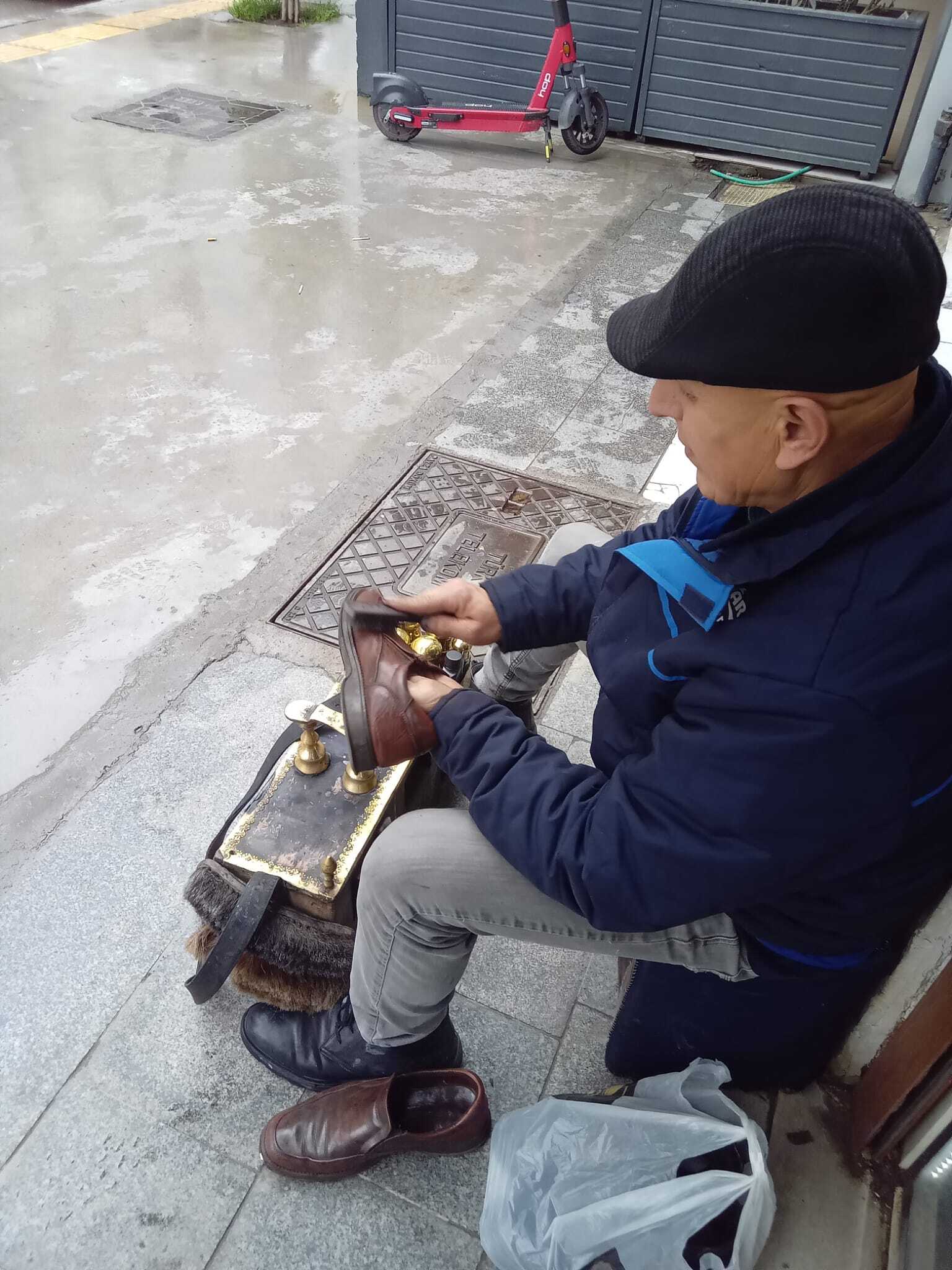 36 yıldır İzmir sokaklarında: Telefonlu ilk ayakkabı boyacısı