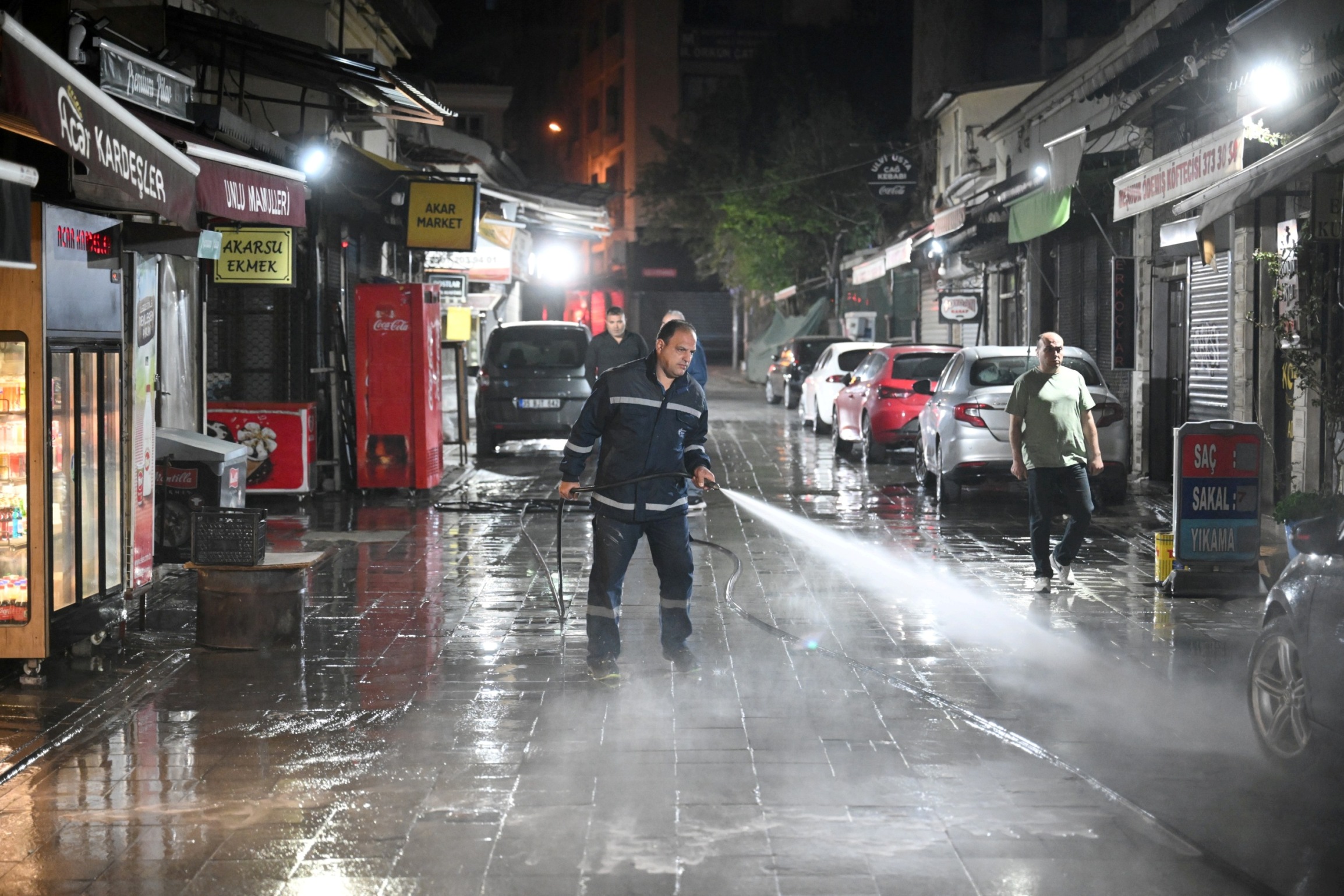 Bornova’da temizlik mesaisi kesintisiz sürüyor