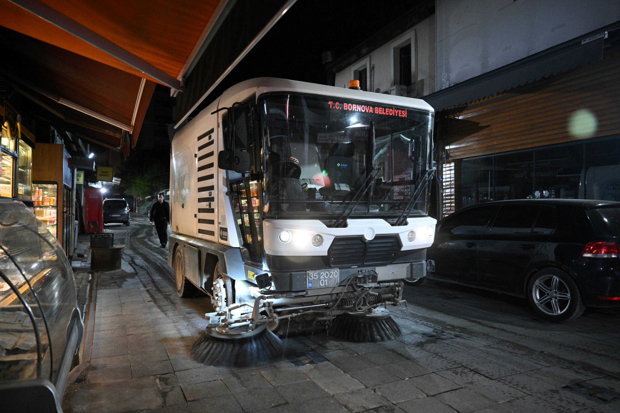 Bornova’da temizlik mesaisi kesintisiz sürüyor