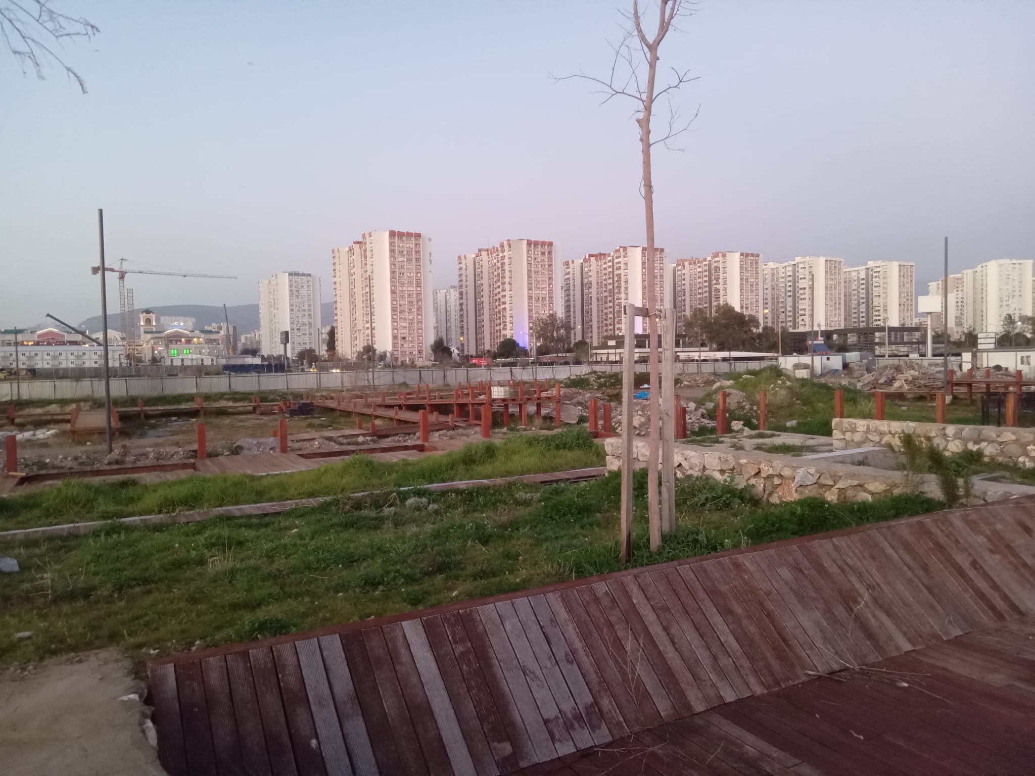 Deniz kenarında şantiye görüntüsü: Flamingo Parkı çıkmazı