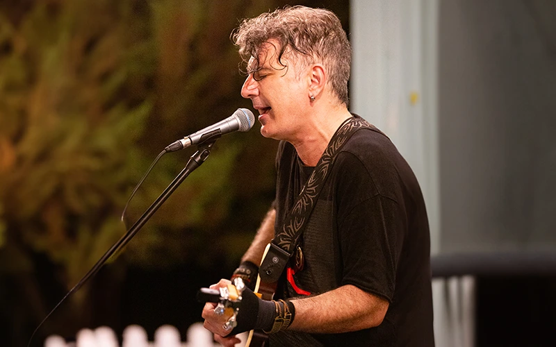 Hüznün ve umudun fon müziği: Yağmurlu havalarda dinlenecek şarkılar