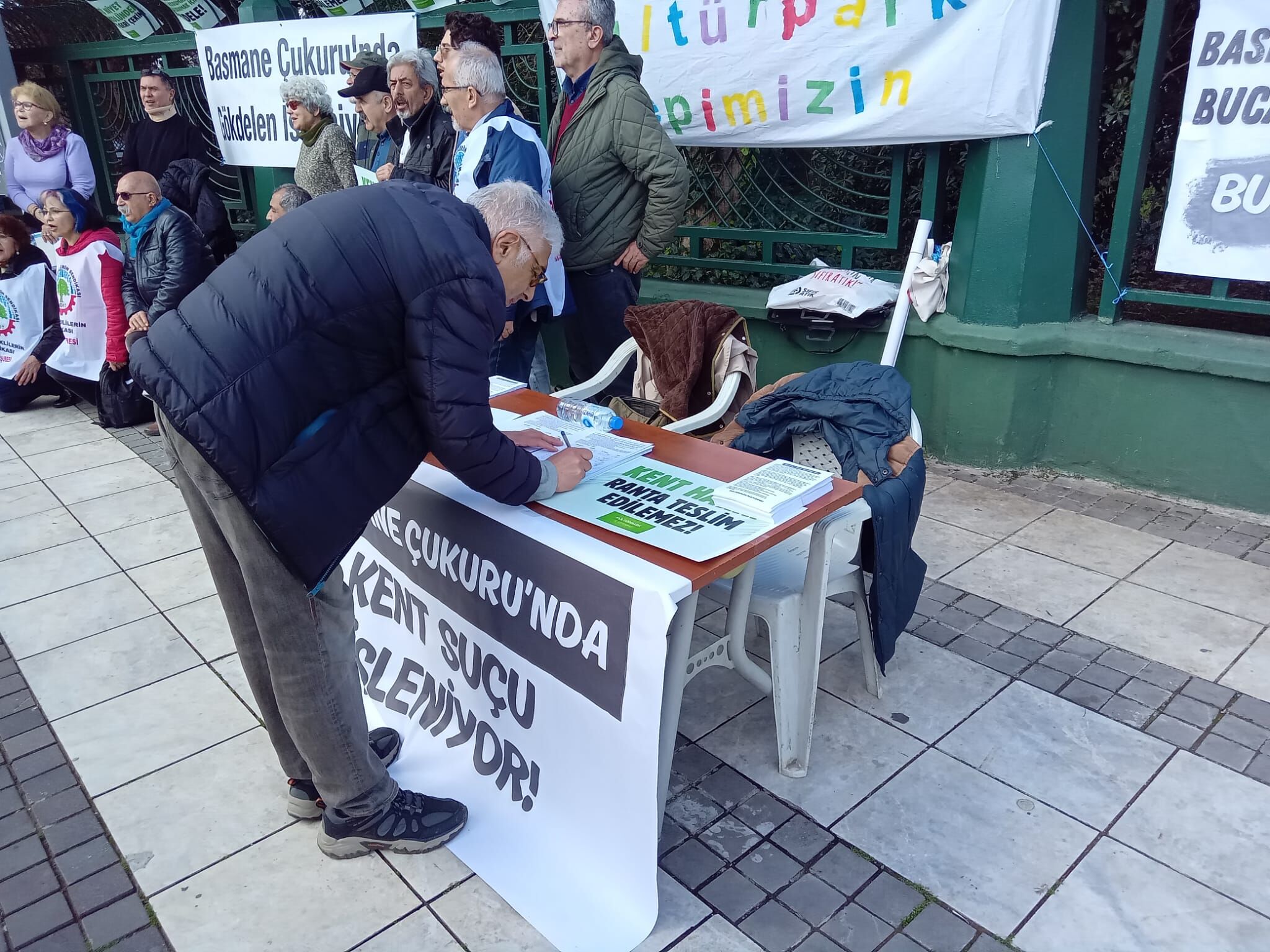 Basmane Çukuru için imza masası kuruldu: Kamuya ait olandan feragat edilmez!