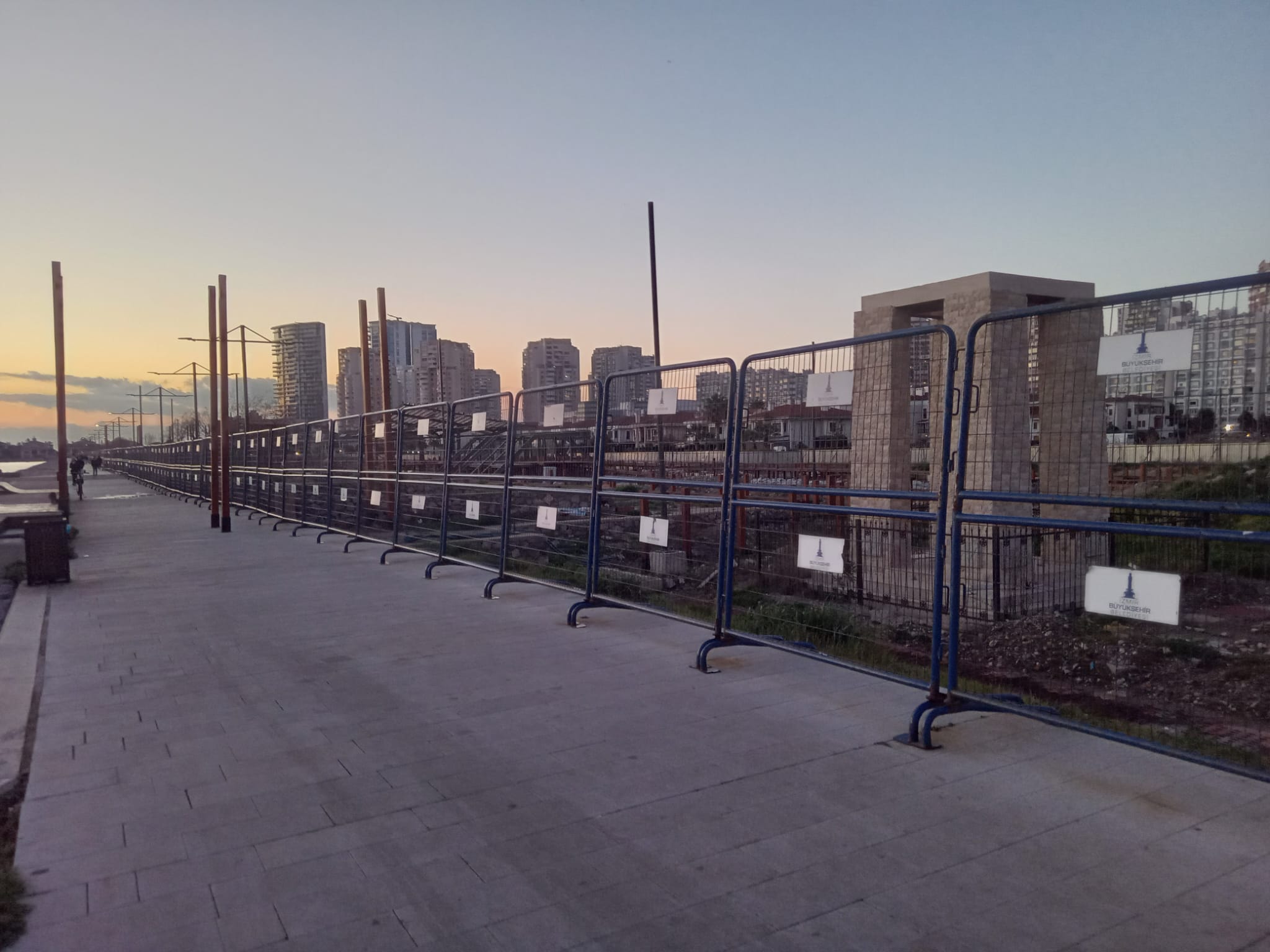 Deniz kenarında şantiye görüntüsü: Flamingo Parkı çıkmazı