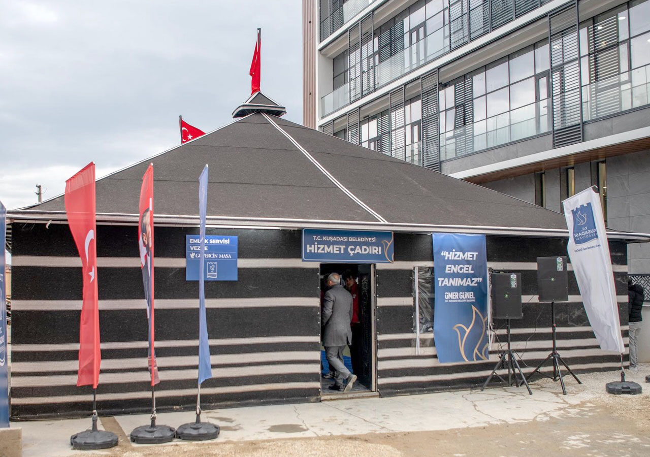 Belediye Binası Boşaltıldı Kuşadası'nda Yörük Hizmet Çadırı Kuruldu! (1)