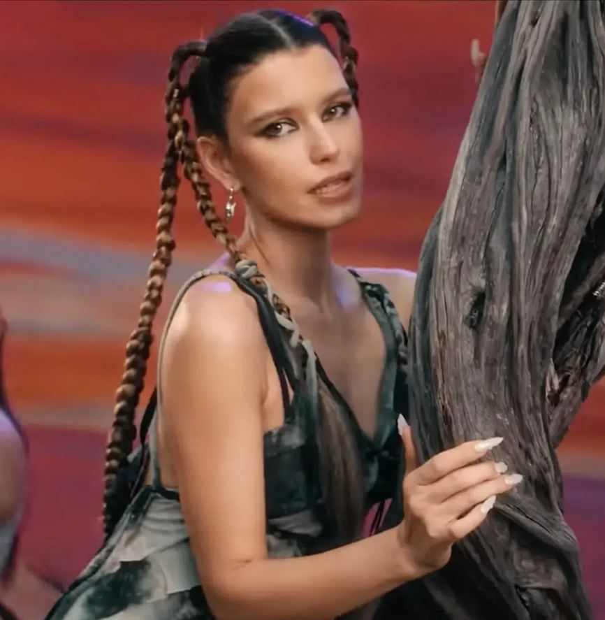 Beren Saat Müzik Dünyasına Adım Attı İlk Single Capitalizoo Yayınlandı