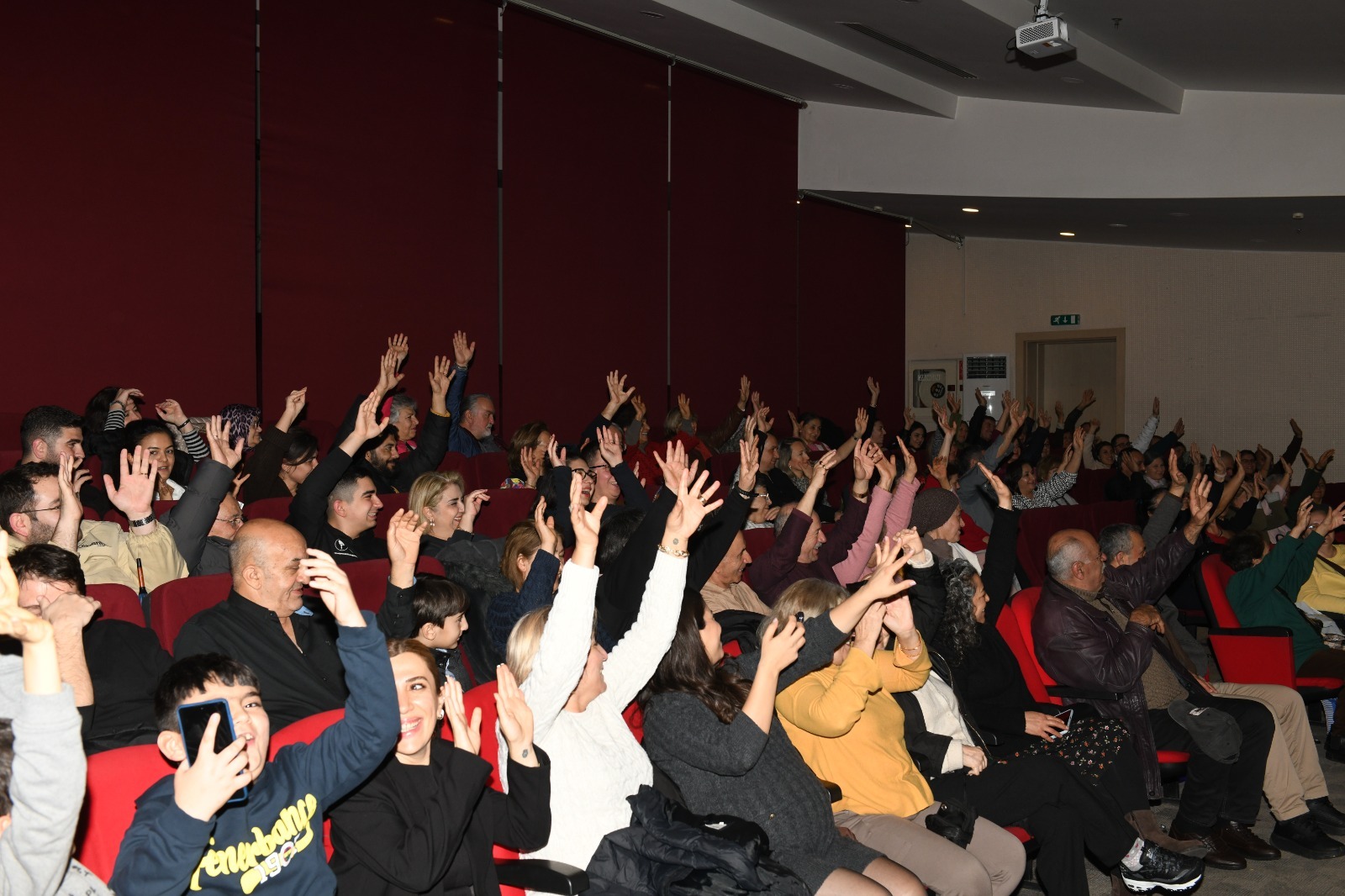 Çiğli’de Sevgililer Günü’ne özel çifte etkinlik: Kahkaha ve romantizm bir arada-3