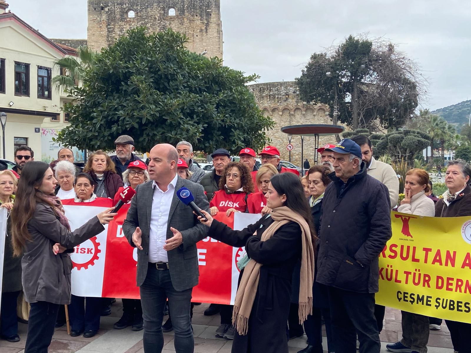 İzmir–Çeşme Otoyolu Özelleştirme Iddialarına Tepki Büyüyor Vatandaşlar Sokağa Çıktı (2)