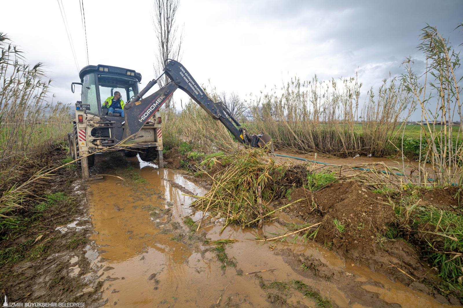İzmir Yağışa Teslim Kırsal Yollarda Göçükler Oluştu (3)
