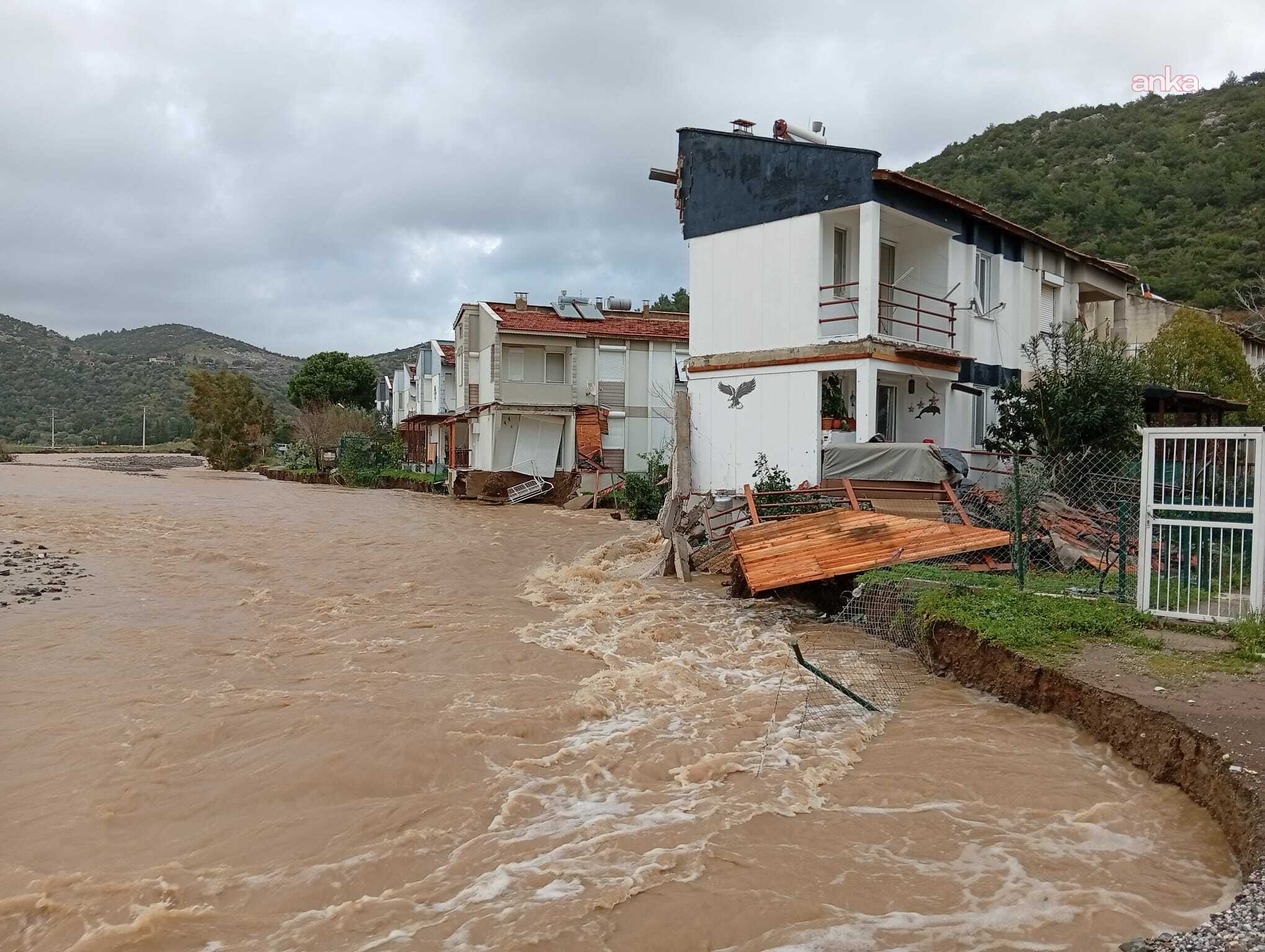 Belediye başkanından kritik açıklama: DSİ barajın kapaklarını açtı, dere yatağı taştı!-1