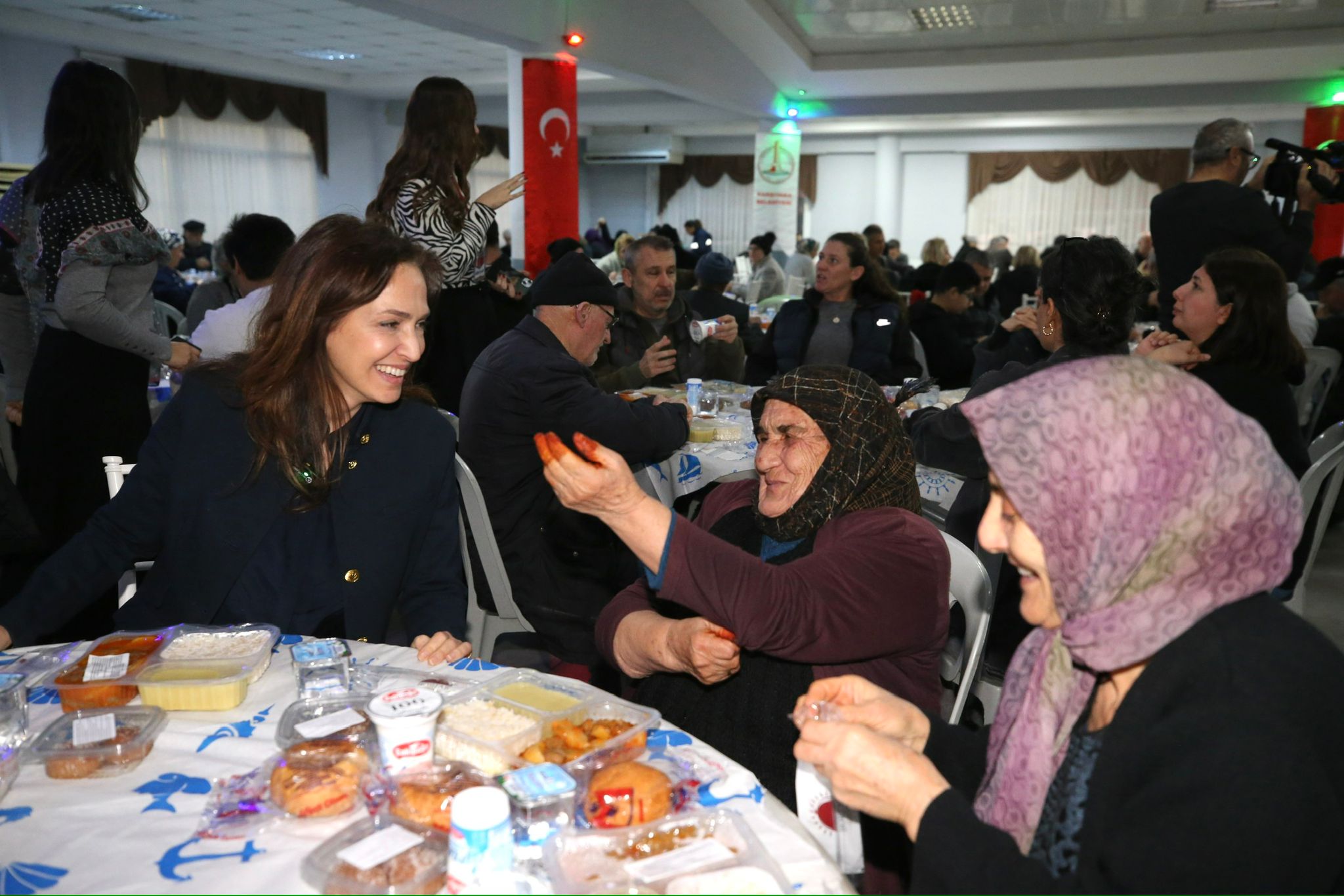 Karşıyaka’da ilk iftar sofrası kuruldu: Dayanışma büyüyecek-1