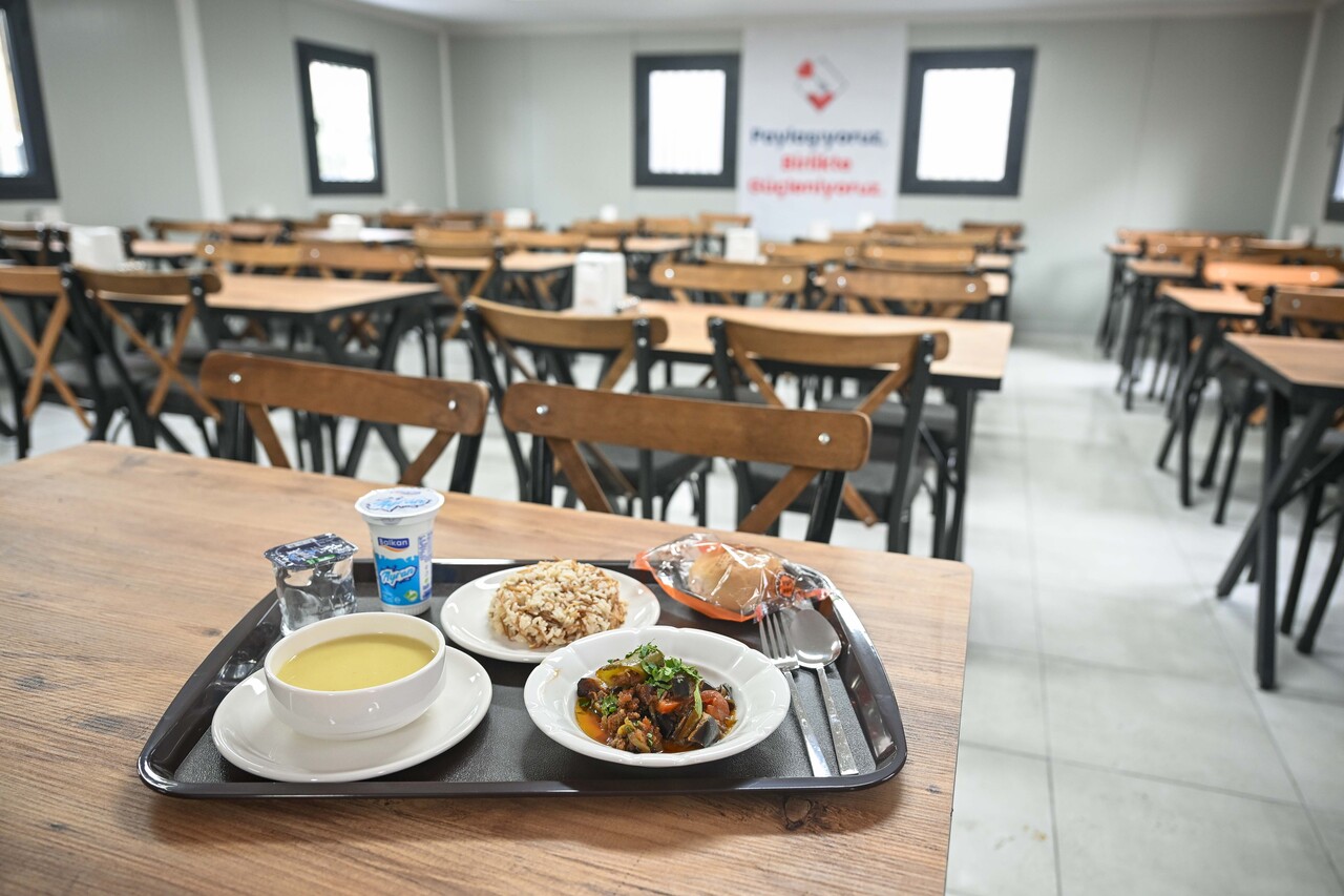 Bornova’nın kent lokantalarında dayanışma büyüyor: Askıda yemek uygulaması başladı-1