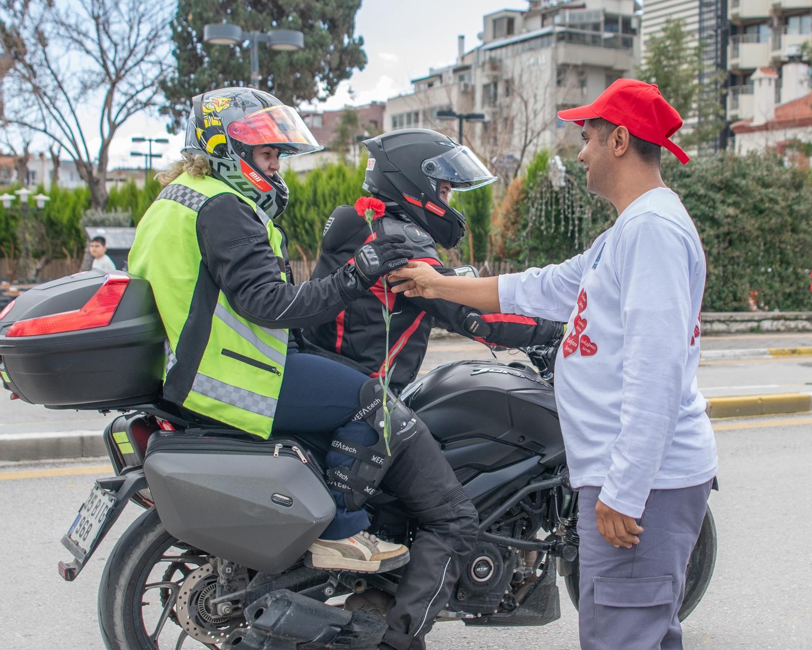Kuşadası’nda dikkat çeken Sevgililer Günü sürprizi: Sevgi temalı çöp toplama aracıyla karanfil dağıtıldı-2